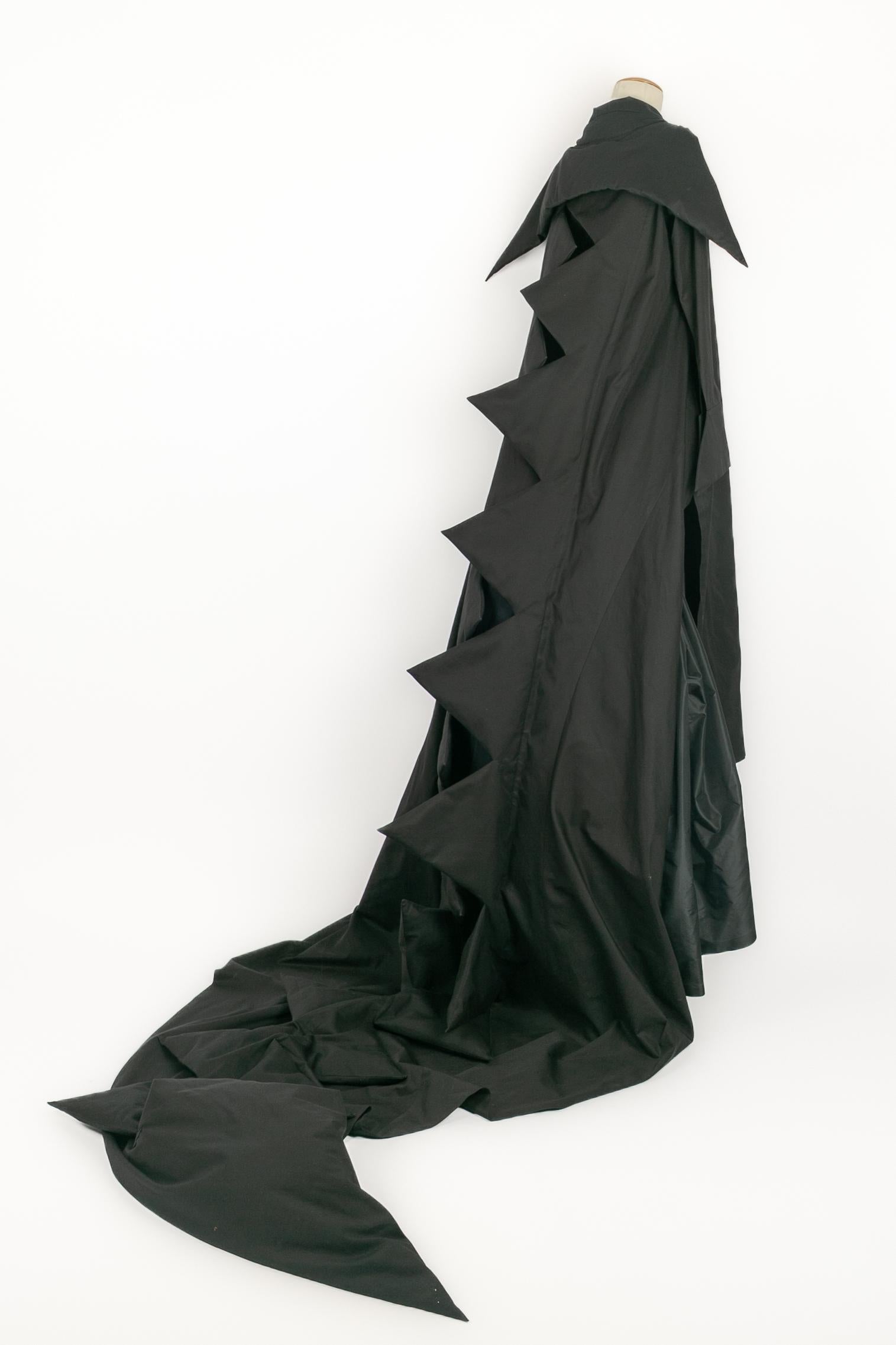 YOHJI YAMAMOTO - (Made in Japan) Black silk 'Dinosaur' dress, with an XXL V-neck, an impressive train cut as a dorasal comb. No size indicated, it fits a 34FR/36FR. 2006 Spring-Summer Collection.

Condition:
Very good condition

Dimensions:
Shoulder