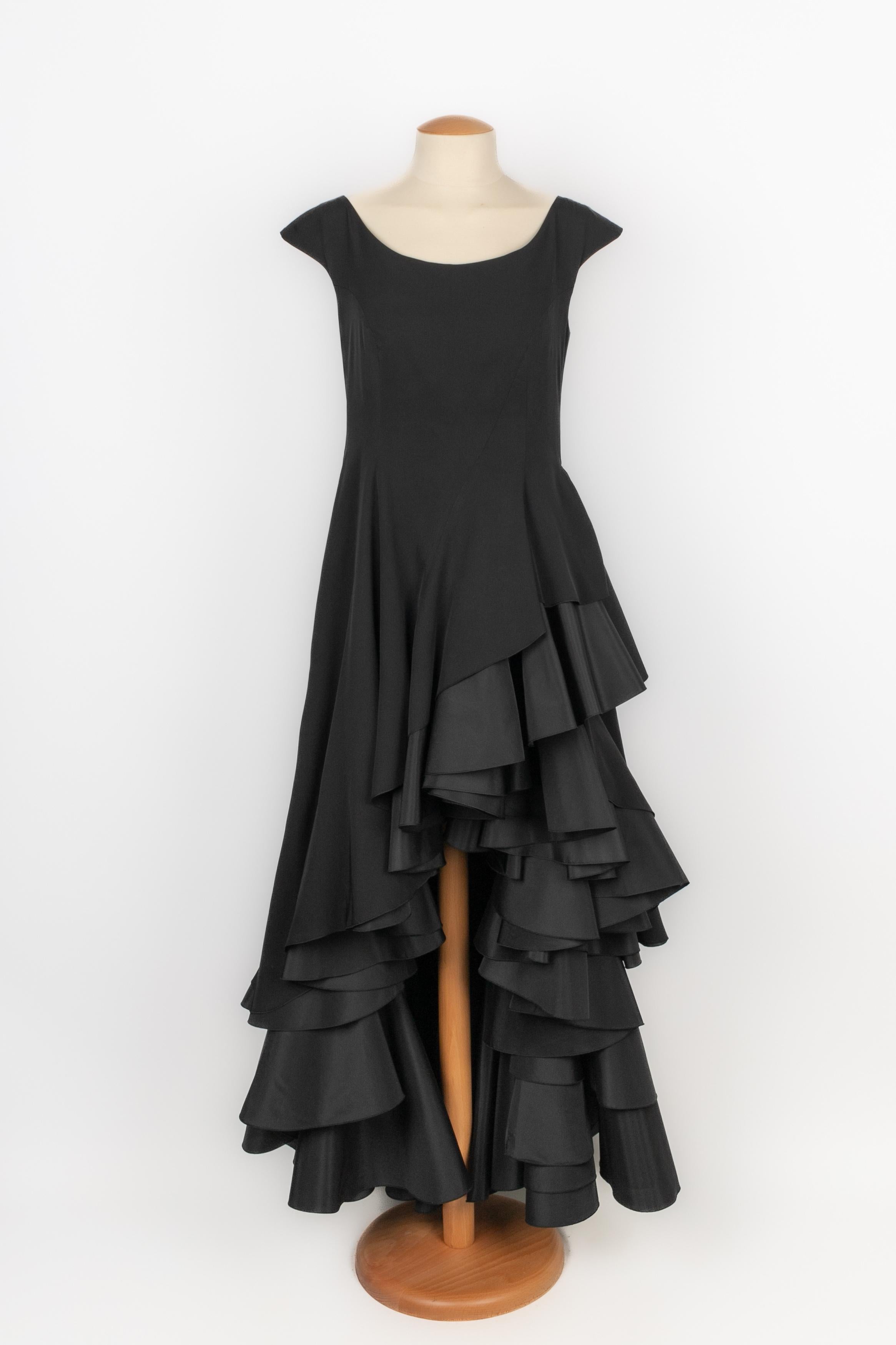 YOHJI YAMAMOTO - (Confeccionado en Japón) Vestido sin mangas de crepé de seda negro, con volantes asimétricos en la parte delantera. Talla 1 indicada, se ajusta a una 38FR. Colección otoño-invierno 2007.

Estado:
Muy buen estado

Dimensiones:
Pecho: