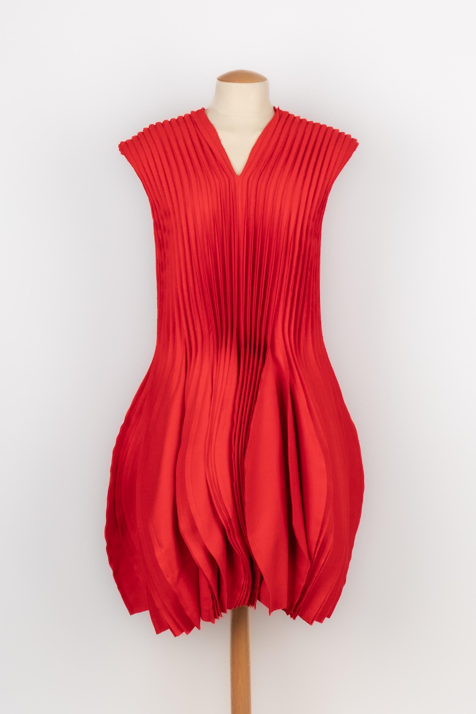 YAMAMOTO - (Fabricado en Japón) Vestido de lana roja plisada sin mangas. Talla 2 indicada, se ajusta a una 40FR/42FR. Colección otoño-invierno 2012.

Estado:
Muy buen estado

Dimensiones:
Pecho: 50 cm - Cintura: 40 cm - Largo: 103 cm

SKU:VR396


