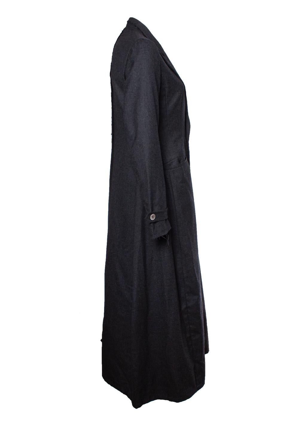 Yohji Yamamoto, Maxi trench grigio. L'articolo è in ottime condizioni.

- CONDIZIONE: ottime condizioni 

- TAGLIA: 3 - M 

- MISURE: lunghezza 135 cm, larghezza 47 cm, vita 43 cm, larghezza spalle 36 cm, lunghezza braccia 62 cm.

- MATERIALE: 100%