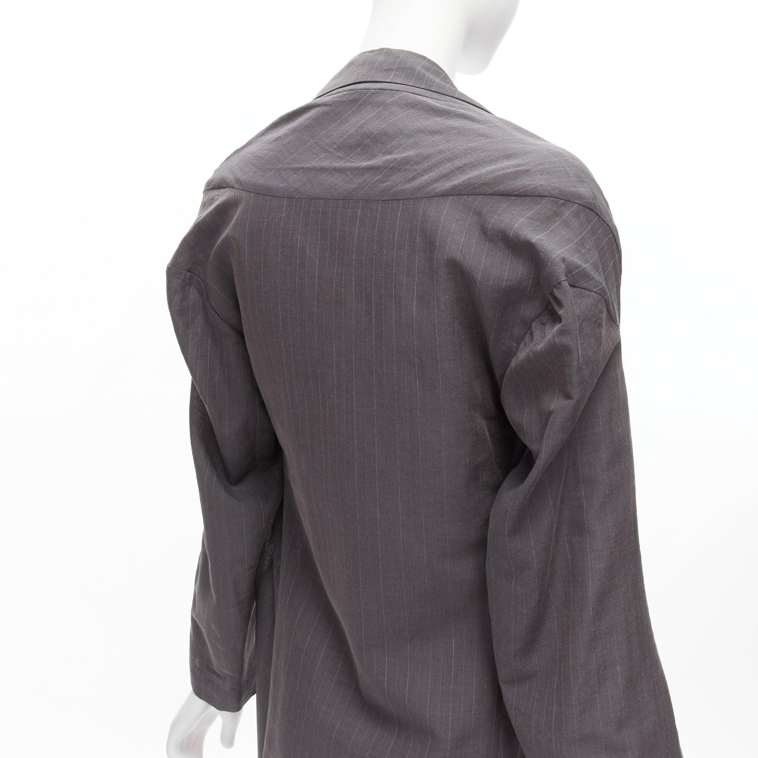 YOHJI YAMAMOTO grey notched peak lapel A-line wide cut coat JP1 S
Reference: TGAS/D00573
Brand: Yohji Yamamoto
Designer: Yohji Yamamoto
Material: Rayon, Blend
Color: Grey
Pattern: Pinstriped
Extra Details: 3-D sleeve cutting.
Made in: