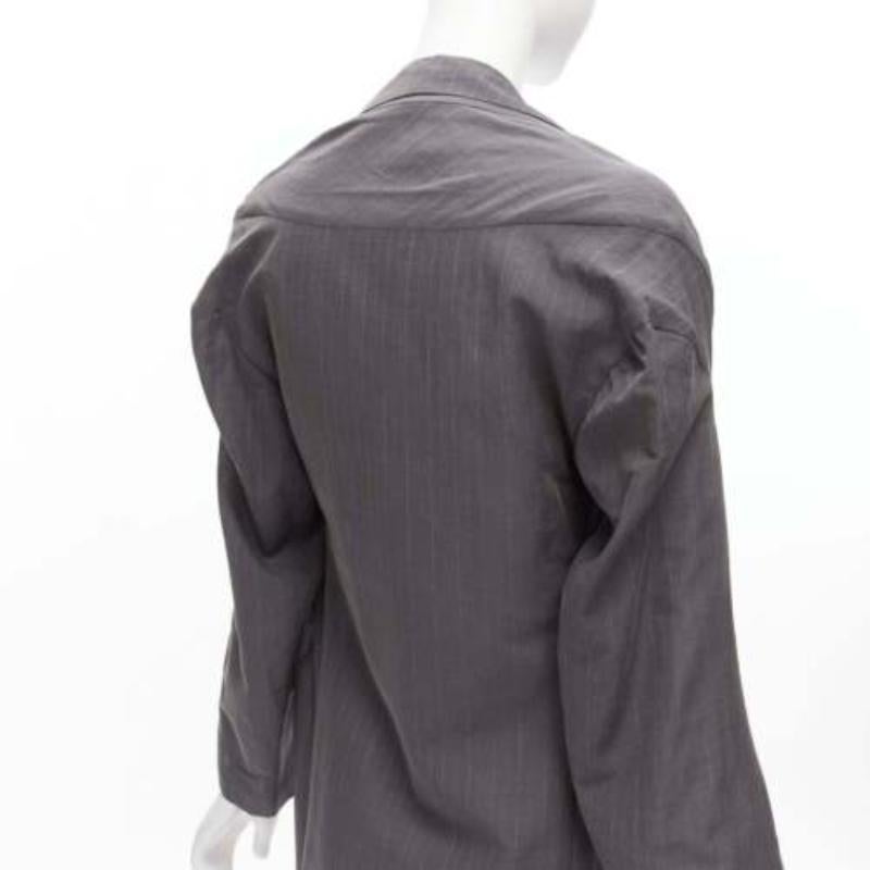 YOHJI YAMAMOTO grauer A-Linien-Mantel mit breitemschnitt JP1 S
Referenz: TGAS/D00573
Marke: Yohji Yamamoto
Designer: Yohji Yamamoto
MATERIAL: Viskose, Gemisch
Farbe: Grau
Muster: Nadelgestreift
Zusätzliche Details: 3-D-Ärmelschnitt.
Hergestellt in: