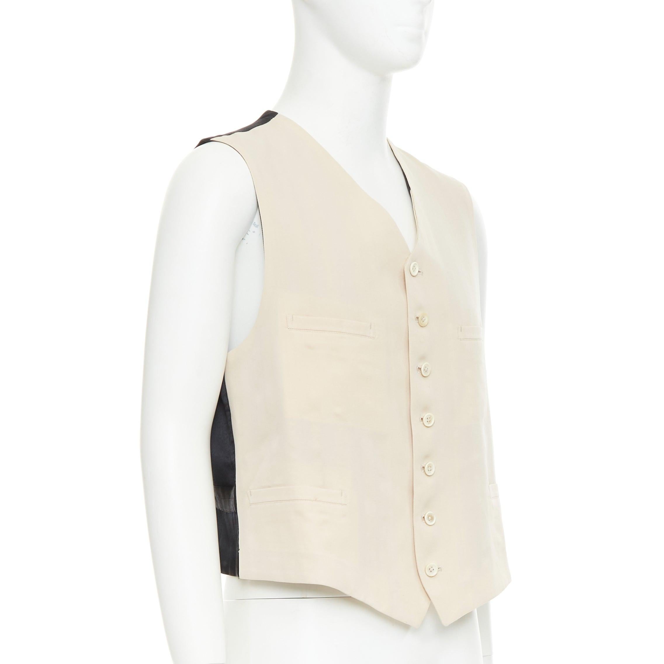 YOHJI YAMAMOTO HOMME Chaleco beige con parte delantera de lana y parte trasera de mezcla de seda negra
Referencia: PRWU/A00200
Marca: Yohji Yamamoto
Material: Lana, Tejido
Color: Beige, Negro
Patrón: Sólido
Cierre: Botón
Forro: Tejido