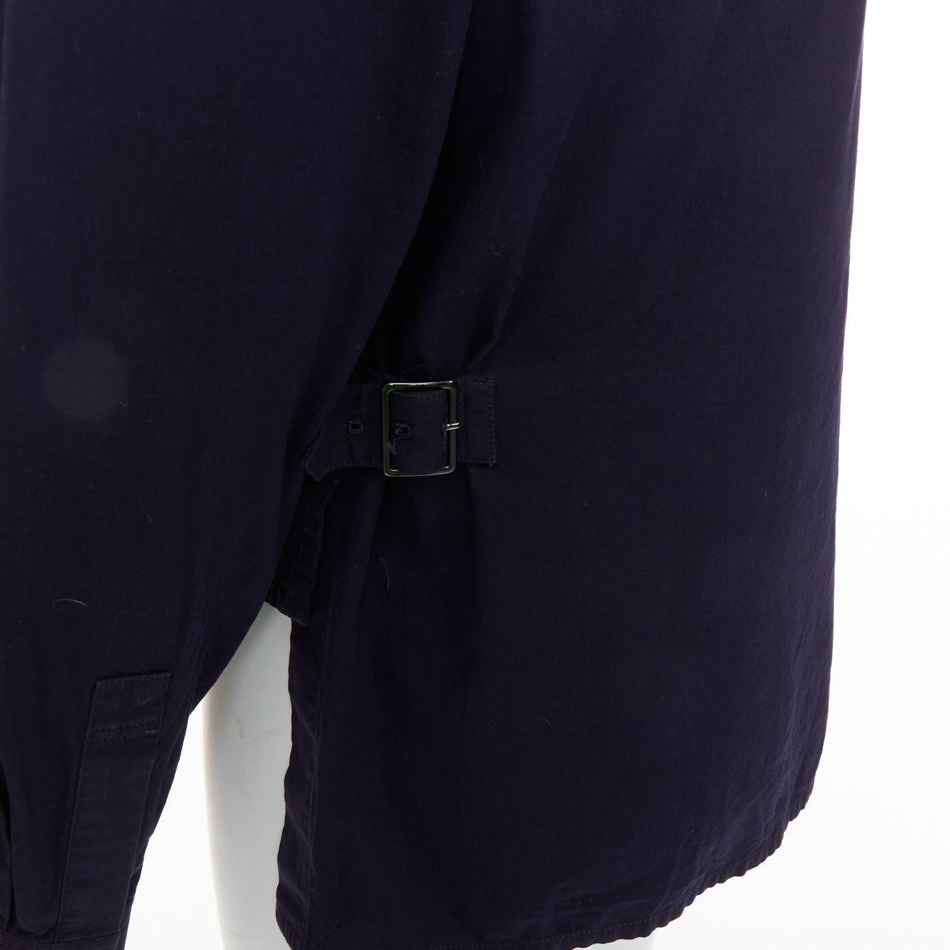 Yohji Yamamoto Homme, camicia con collo alto e tasche frontali con patta, JP3 L.
Riferimento: PRWU/A00188
Marchio: Yohji Yamamoto
Materiale: Sembra cotone
Colore: Marina Militare
Modello: Tinta unita
Chiusura: bottone

CONDIZIONE:
Condizioni: Buono,