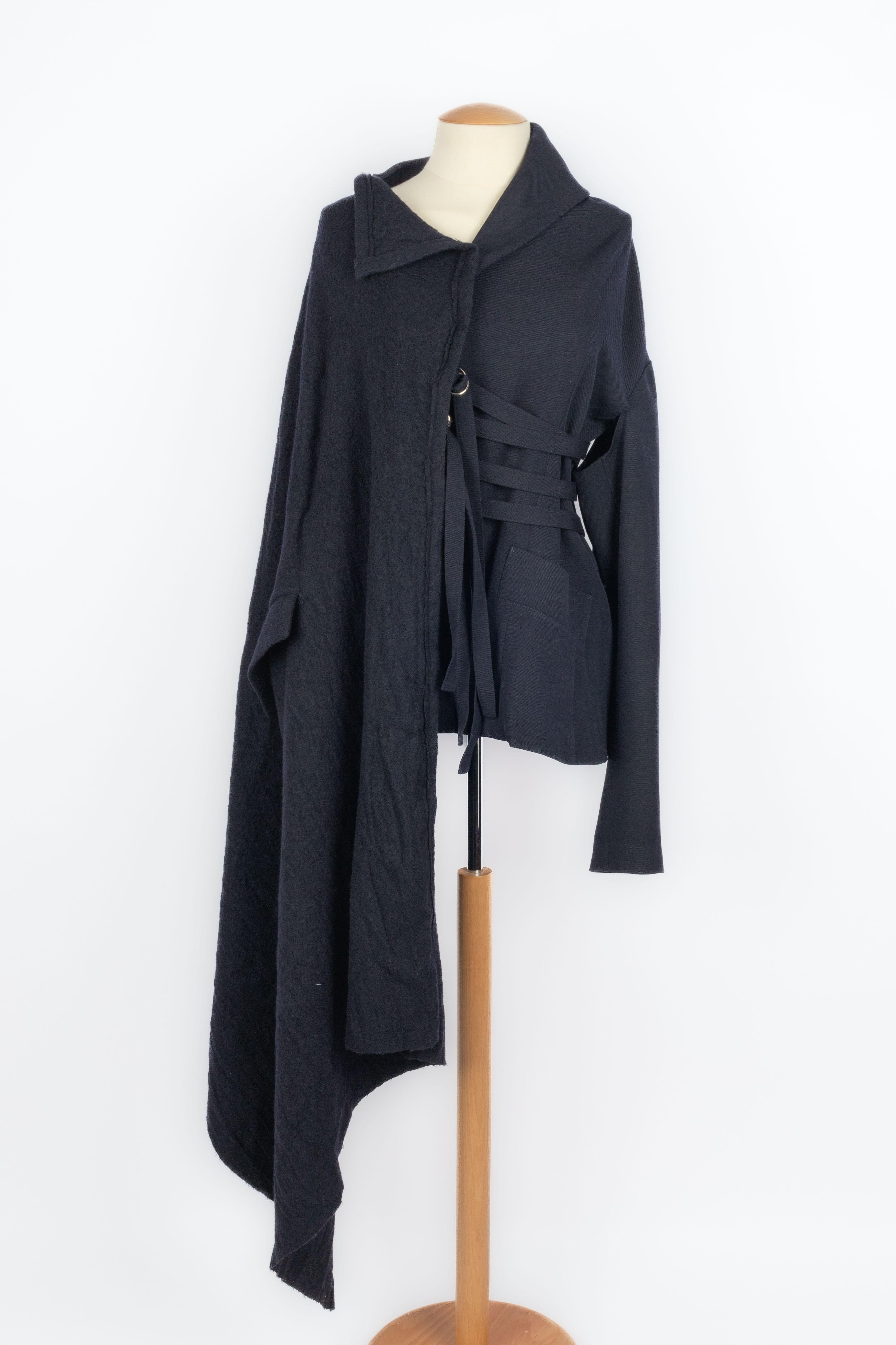 YOHJI YAMAMOTO - (Fabricado en Japón) Chaqueta oversize de lana azul marino con cierres de lazo y adornada con una parte de tejido de lana hervida. Talla 1 indicada, se ajusta a una 36FR/38FR. Colección otoño-invierno 2006.

Estado:
Muy buen