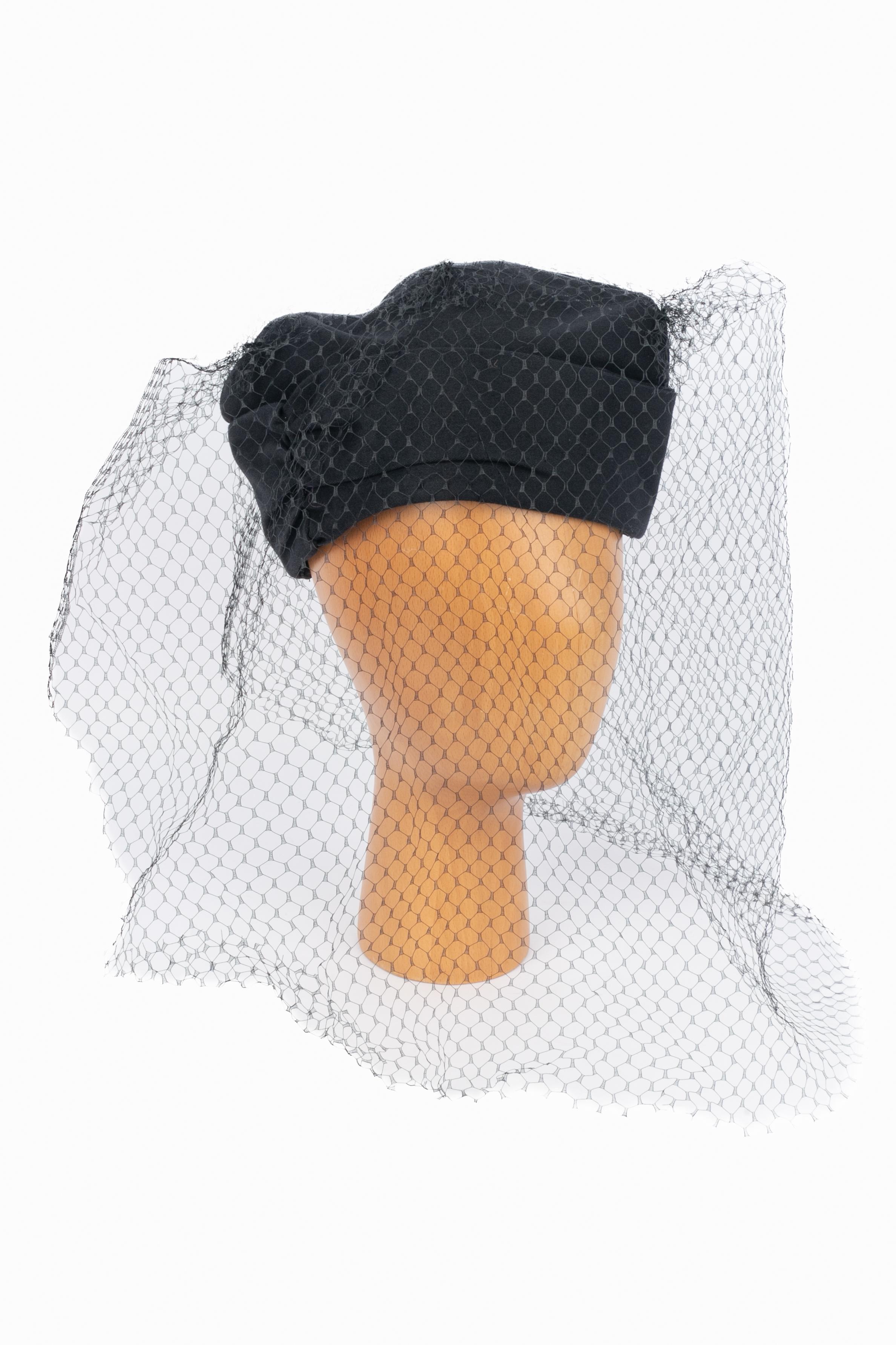 YOHJI YAMAMOTO - (Fabriqué au Japon) Chapeau en tulle et coton noir de type képi.

Condit :
Très bon état.

Dimensions :
Circonférence : environ 54 cm

SKU:CHP150