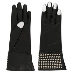 Brand New Chanel FW2020 Interlocking C Logo Leather Fingerless Gloves –  Vintage by Misty