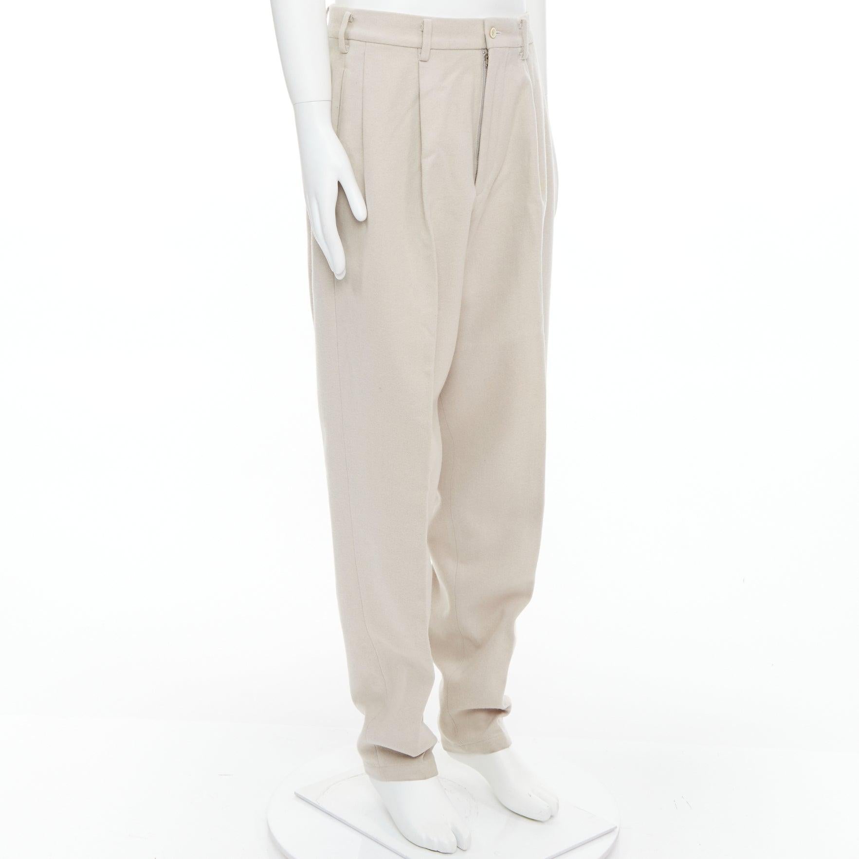Beige Yohji Yamamoto - Pantaloni affusolati con pieghe 3D in misto lana beige chiaro L in vendita