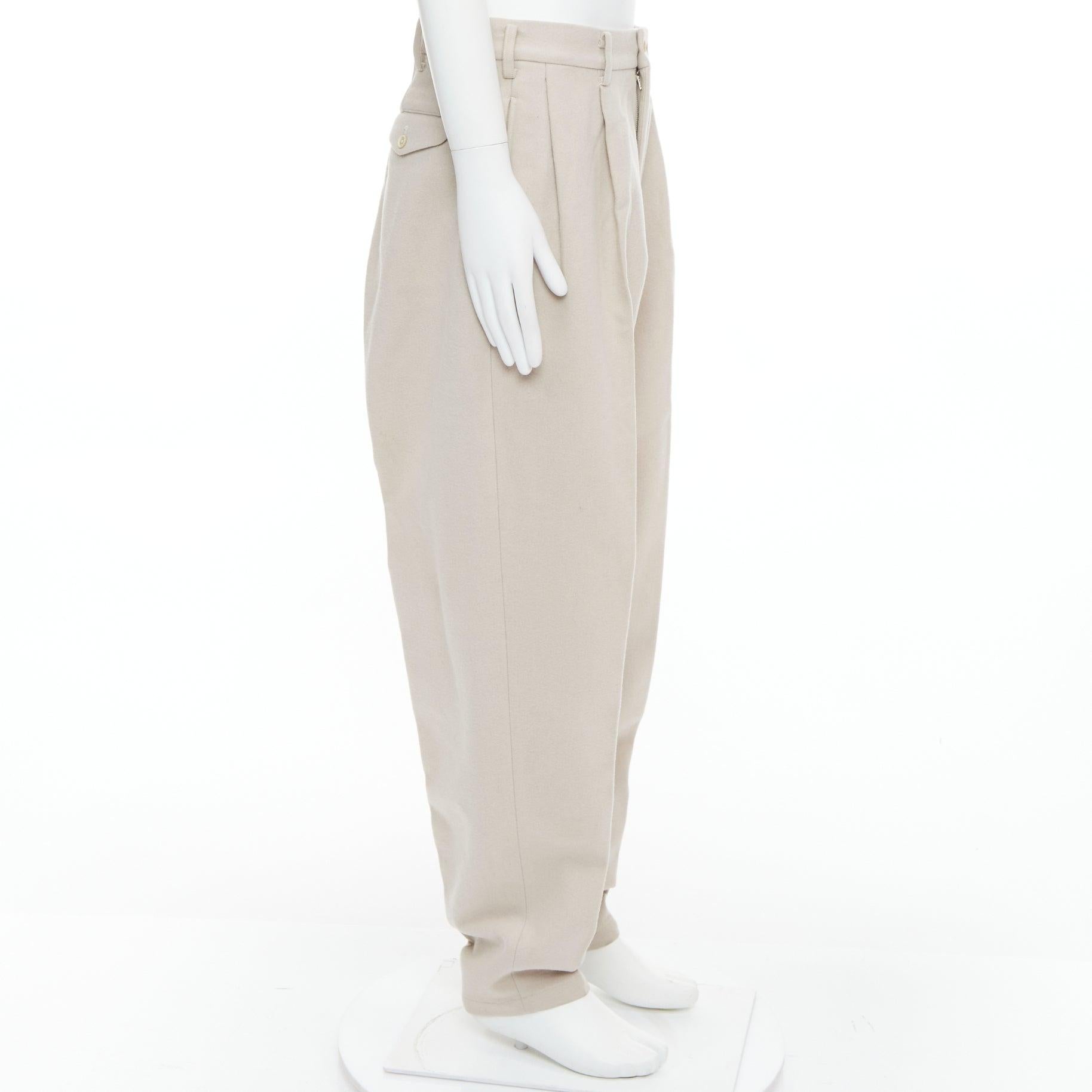 Yohji Yamamoto - Pantaloni affusolati con pieghe 3D in misto lana beige chiaro L In condizioni discrete in vendita a Hong Kong, NT
