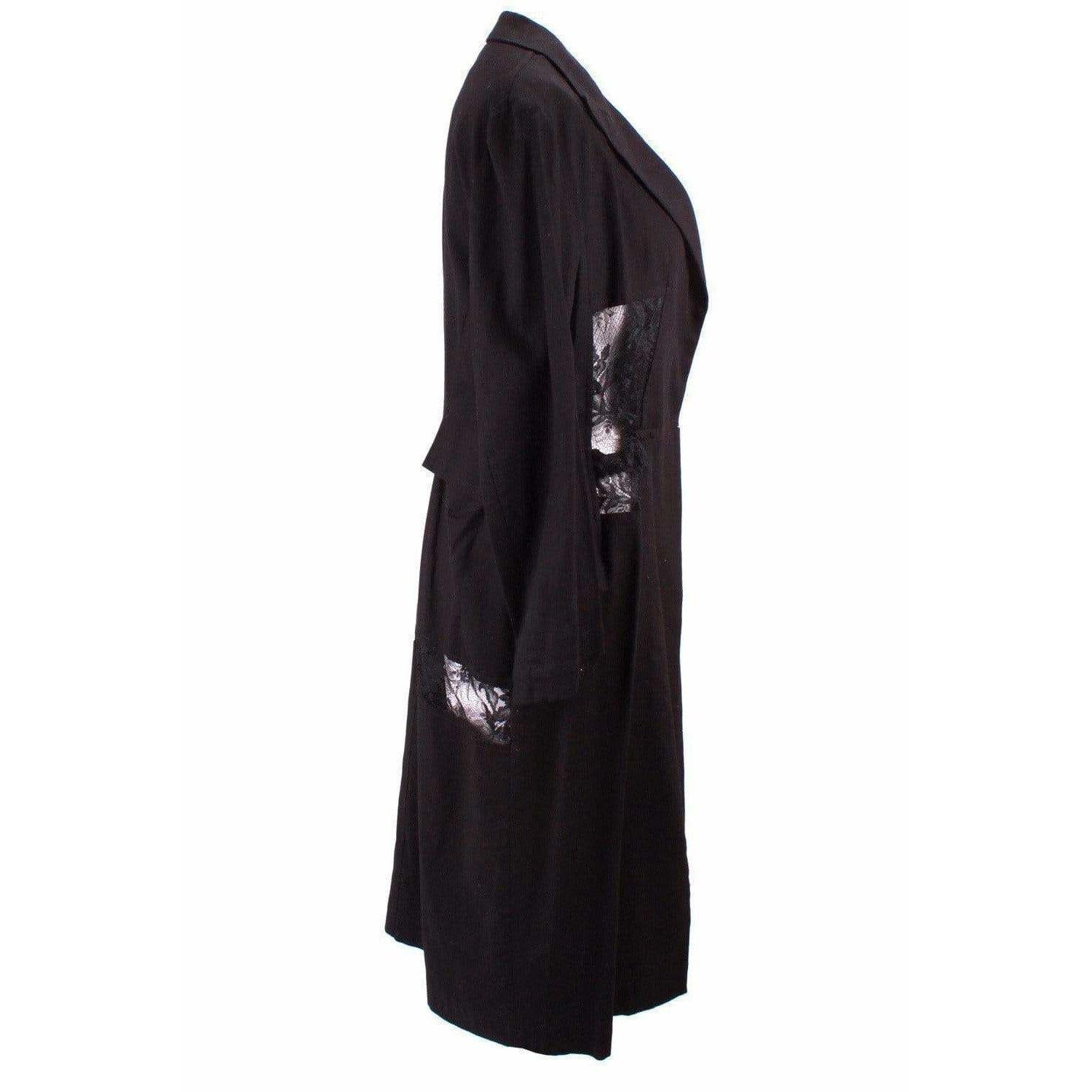 Longue veste en coton noir avec de superbes panneaux de dentelle découpés le long de la taille et du dos. Cette élégante veste provient de Y's by Yohji Yamamoto. Fermeture par un crochet et un œillet.