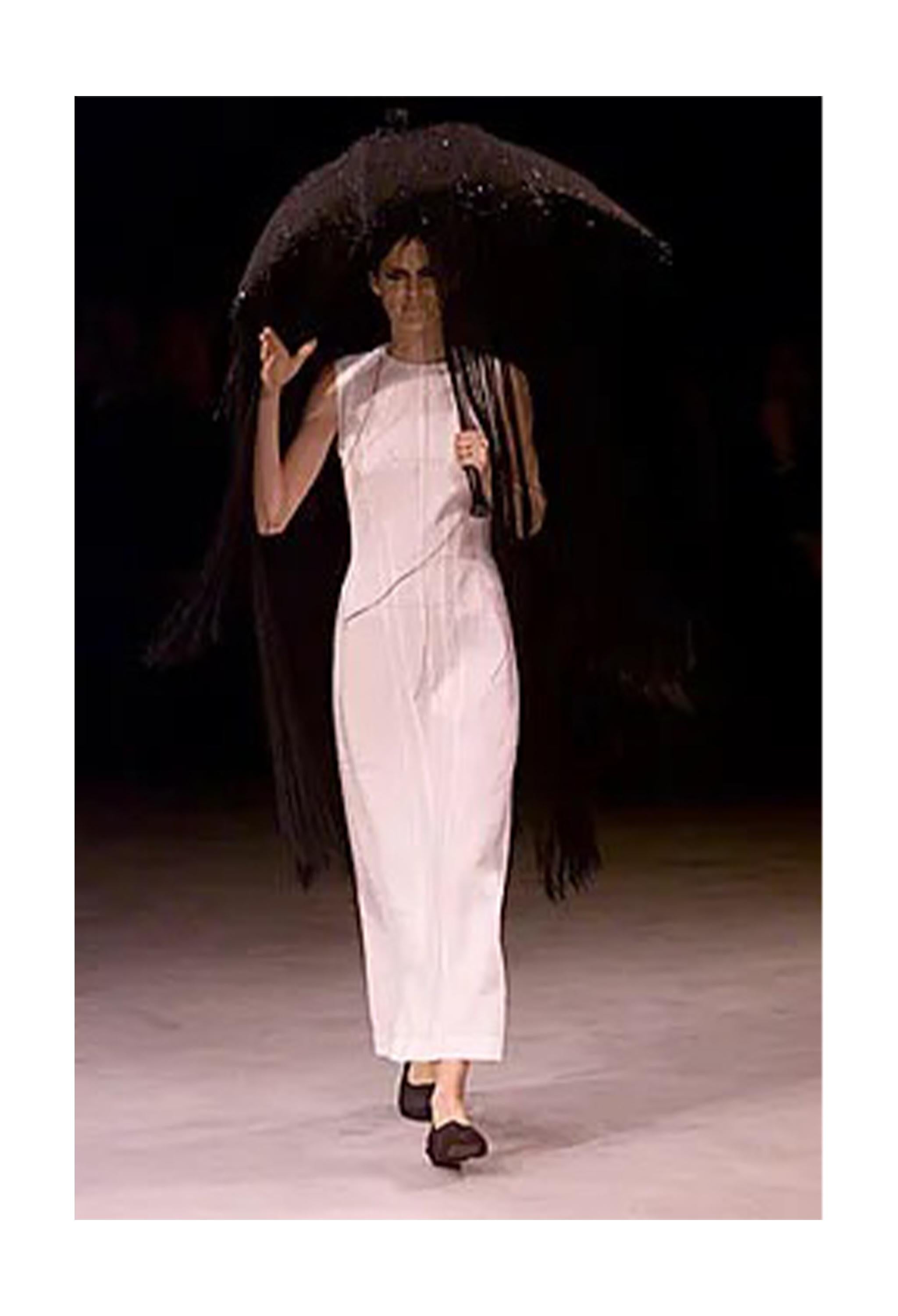 Resurrection Vintage a le plaisir de vous présenter une longue robe blanche vintage Yohji Yamamoto avec des coutures contrastées de la collection printemps 2000, avec une encolure droite, des coutures rouges et noires, sans manches, une fermeture