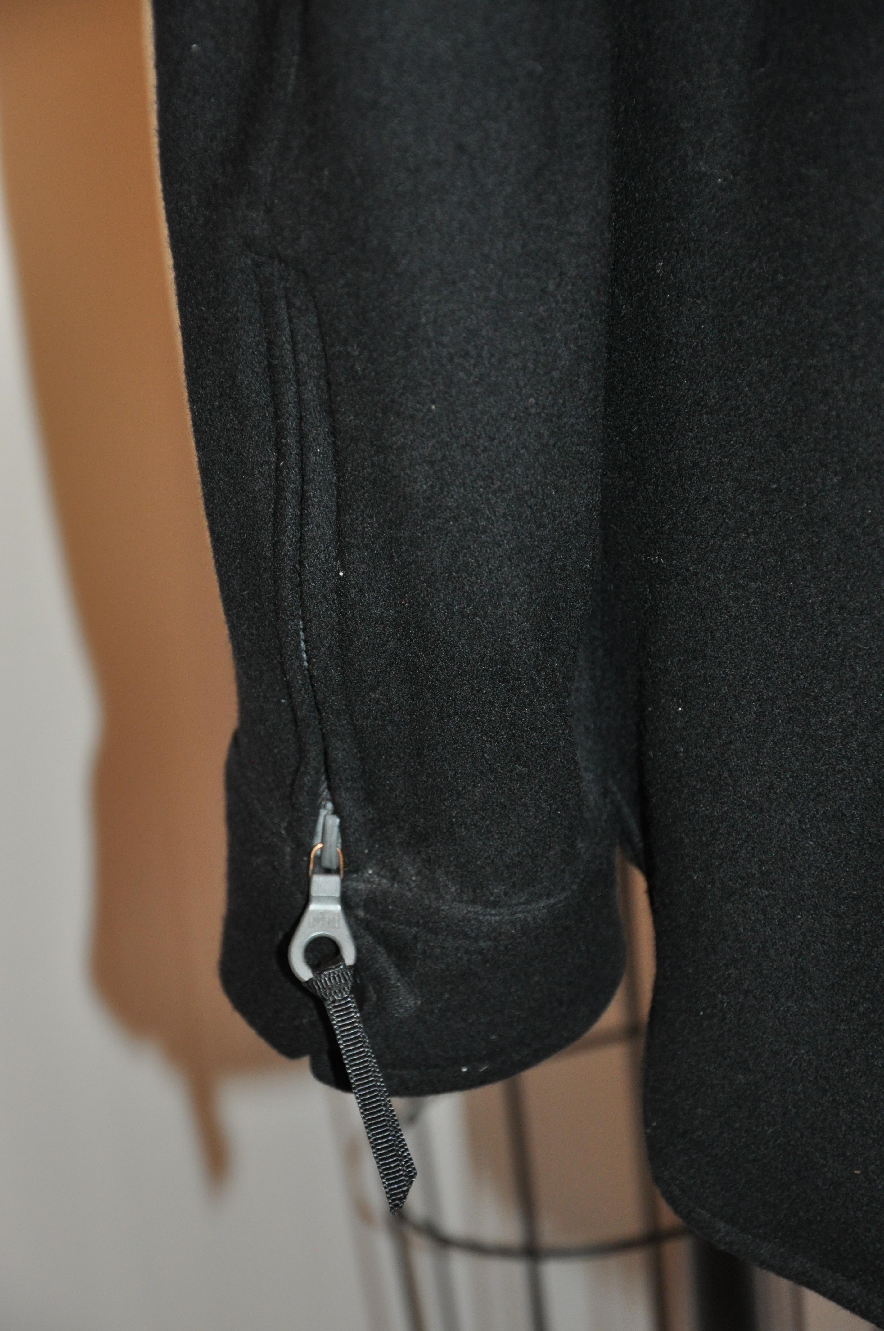 Yohji Yamamoto - Giacca da uomo nera con cerniera a due vie e tasca frontale con orlo a smerlo in vendita 5
