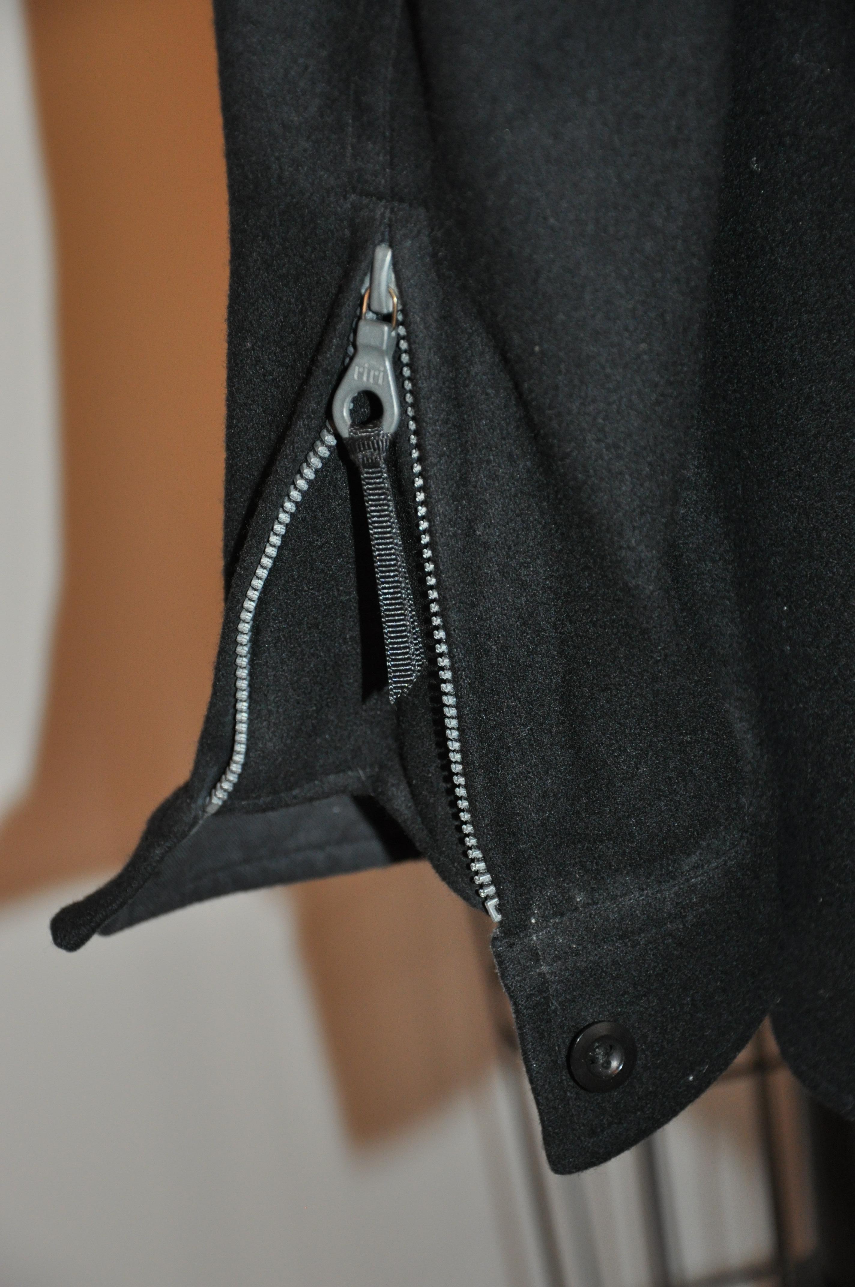 Yohji Yamamoto - Giacca da uomo nera con cerniera a due vie e tasca frontale con orlo a smerlo in vendita 6