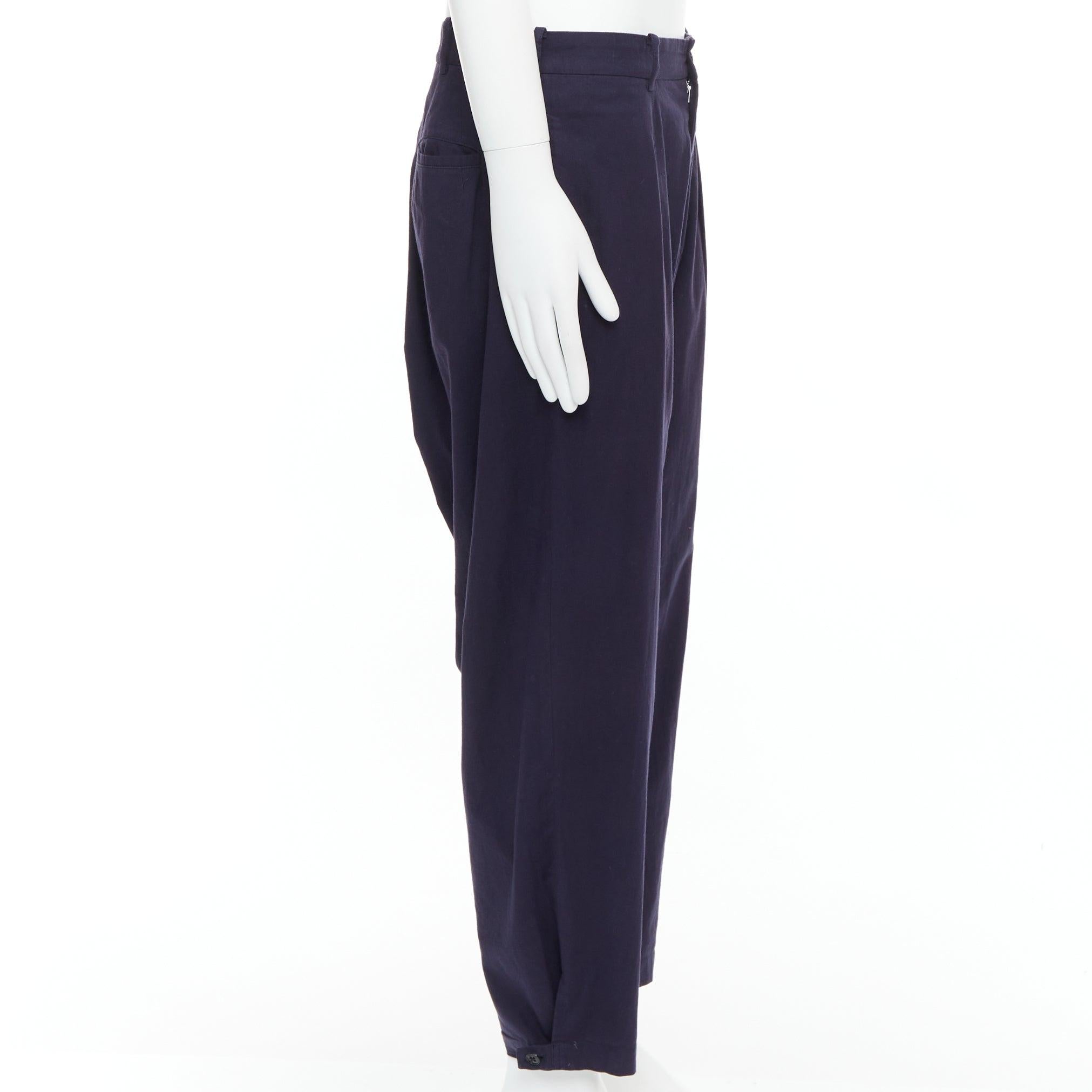 YOHJI YAMAMOTO Pantalon effilé bleu marine 100 % coton plissé sur le devant JP4 XL Bon état - En vente à Hong Kong, NT