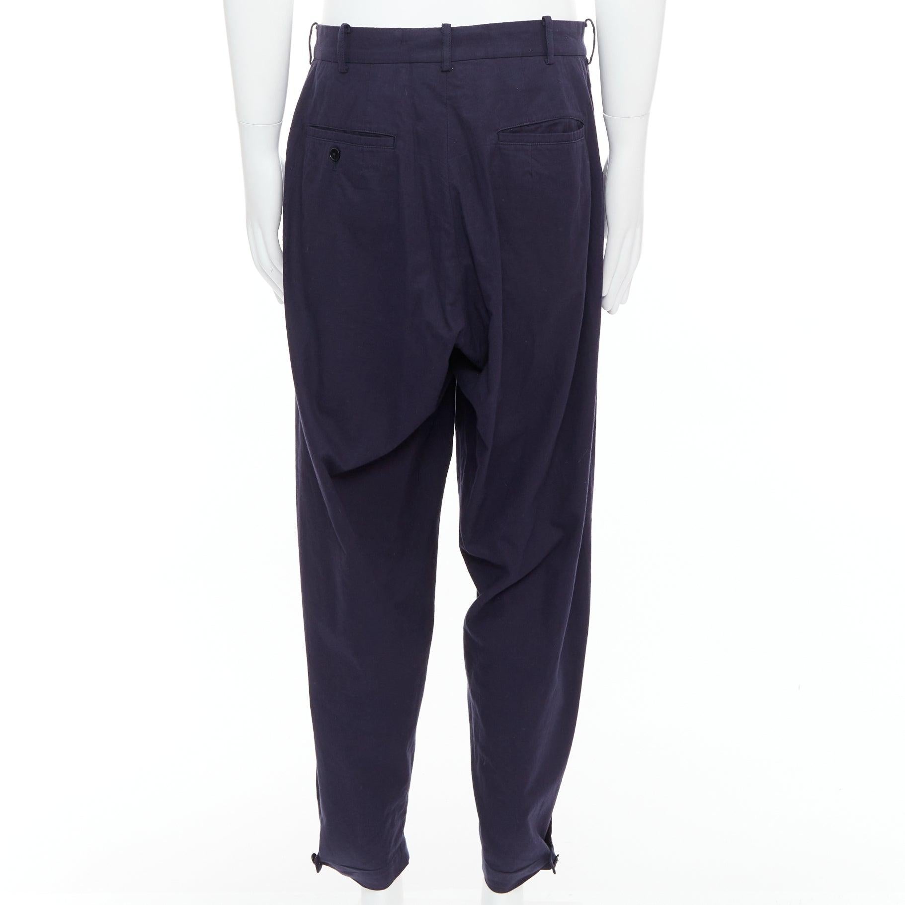 YOHJI YAMAMOTO Pantalon effilé bleu marine 100 % coton plissé sur le devant JP4 XL Pour hommes en vente