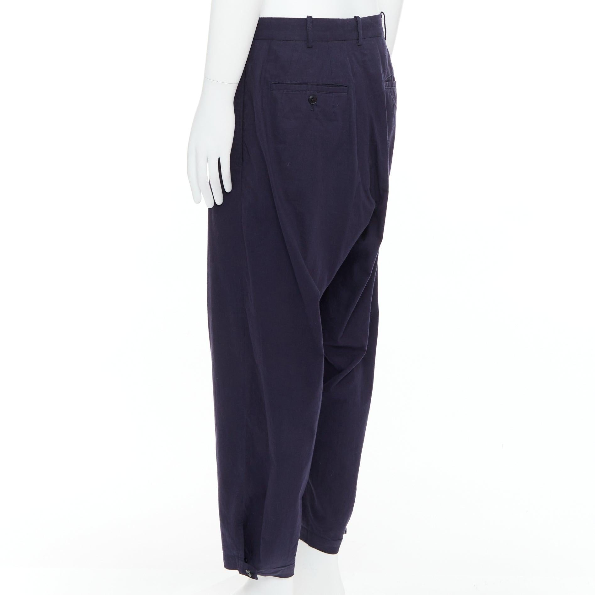 YOHJI YAMAMOTO Pantalon effilé bleu marine 100 % coton plissé sur le devant JP4 XL en vente 1
