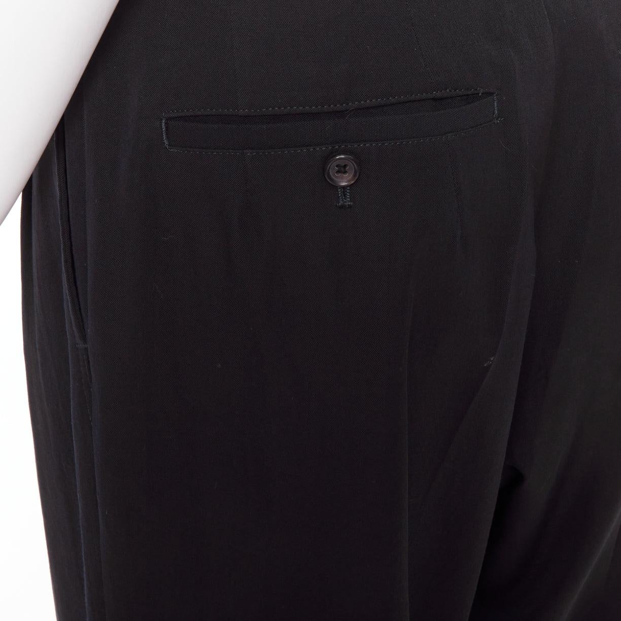 YOHJI YAMAMOTO Pantalon large plissé à l'avant et effilé bleu marine 100 % laine S
Référence : PRWU/A00115
Marque : Yohji Yamamoto
MATERIAL : Laine
Couleur : Marine
Motif : Solide
Fermeture : braguette à glissière
Détails supplémentaires : Poches