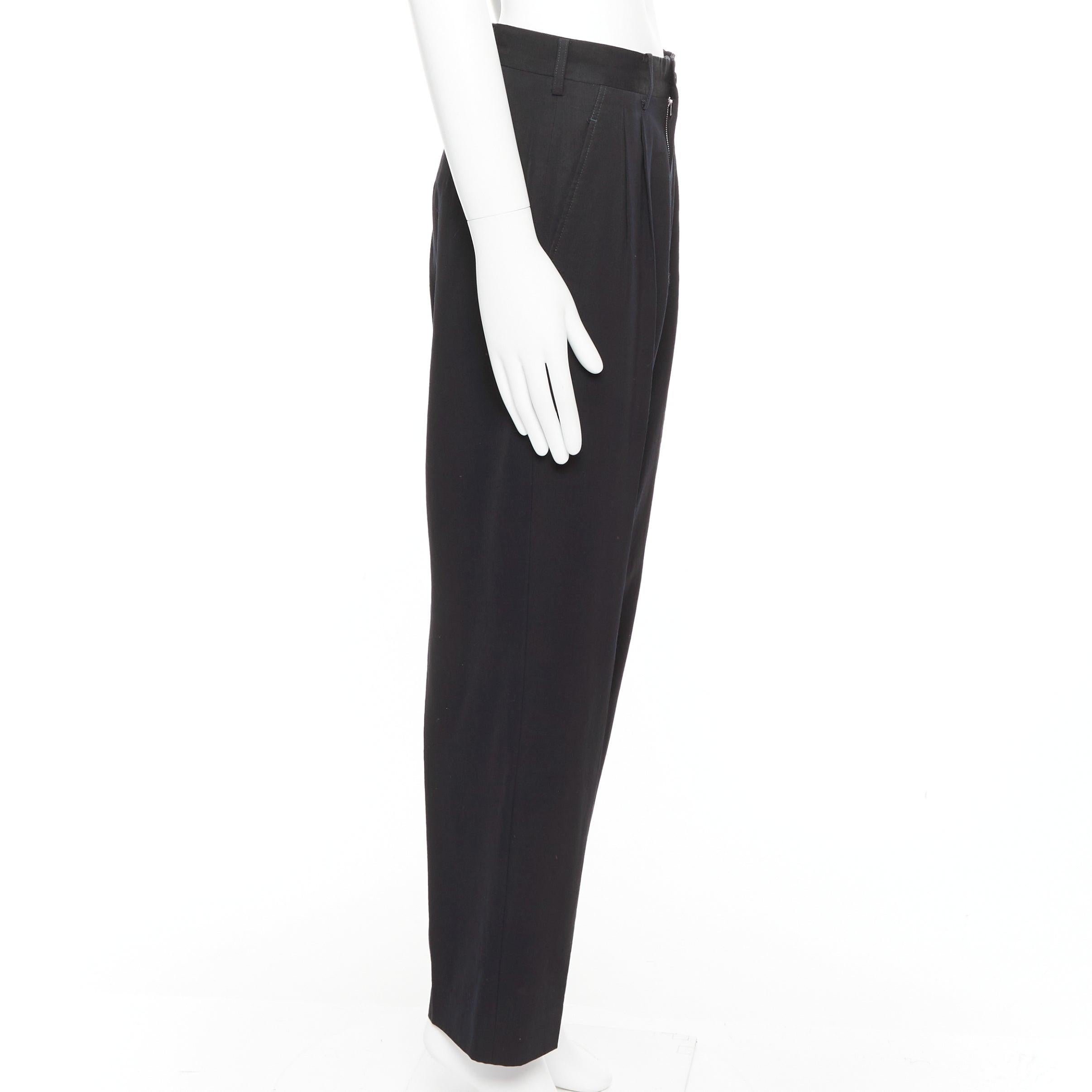 YOHJI YAMAMOTO Pantalon large plissé à l'avant et effilé bleu marine 100 % laine S État moyen - En vente à Hong Kong, NT