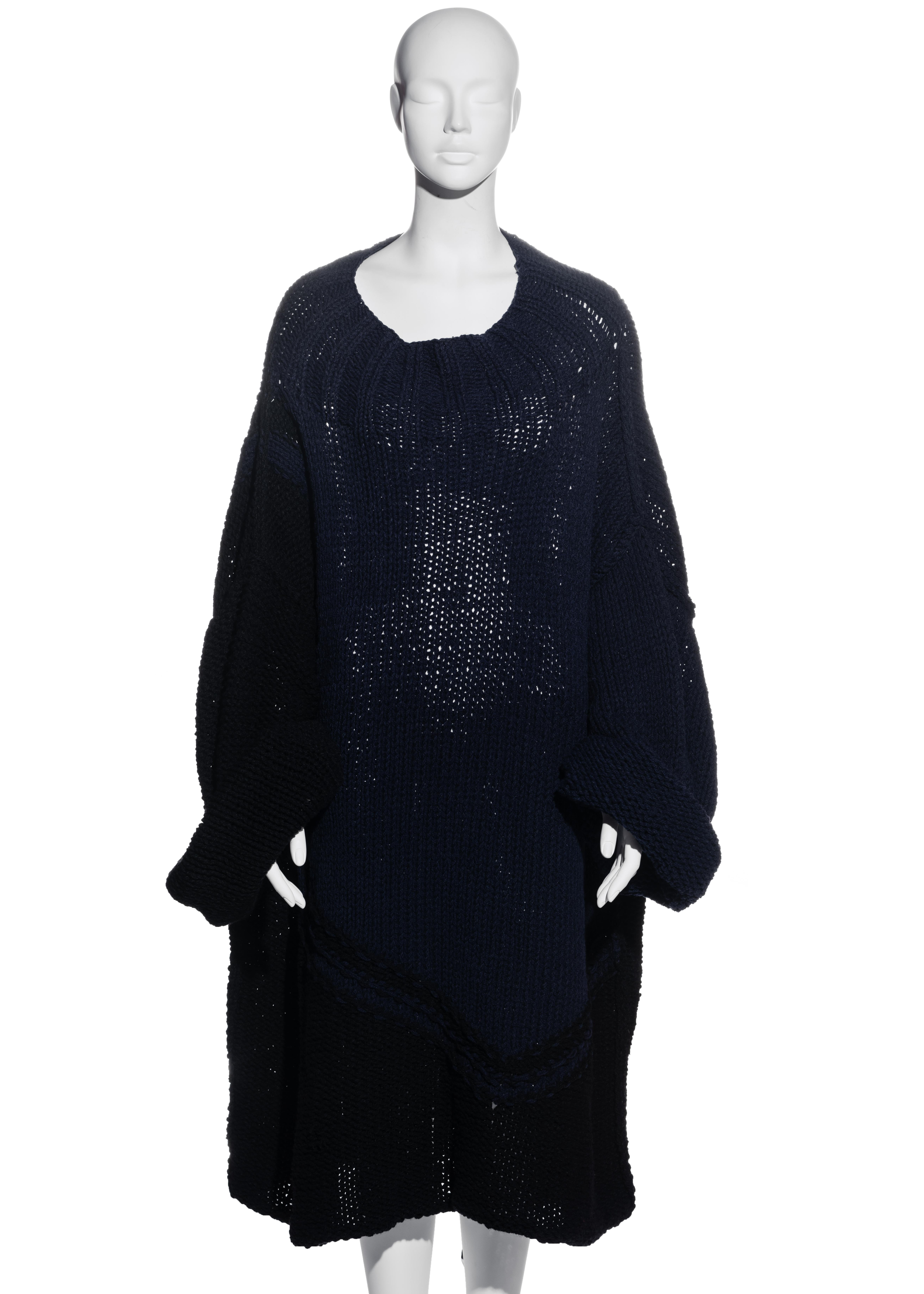 ▪ Yohji Yamamoto marineblauer und schwarzer Strickpullover
▪ 90% Wolle, 5% Baumwolle, 5% Polyurethan 
▪ Extrem übergroße Passform 
▪ Etikettierte Größe mittel 
▪ Herbst-Winter 1984 