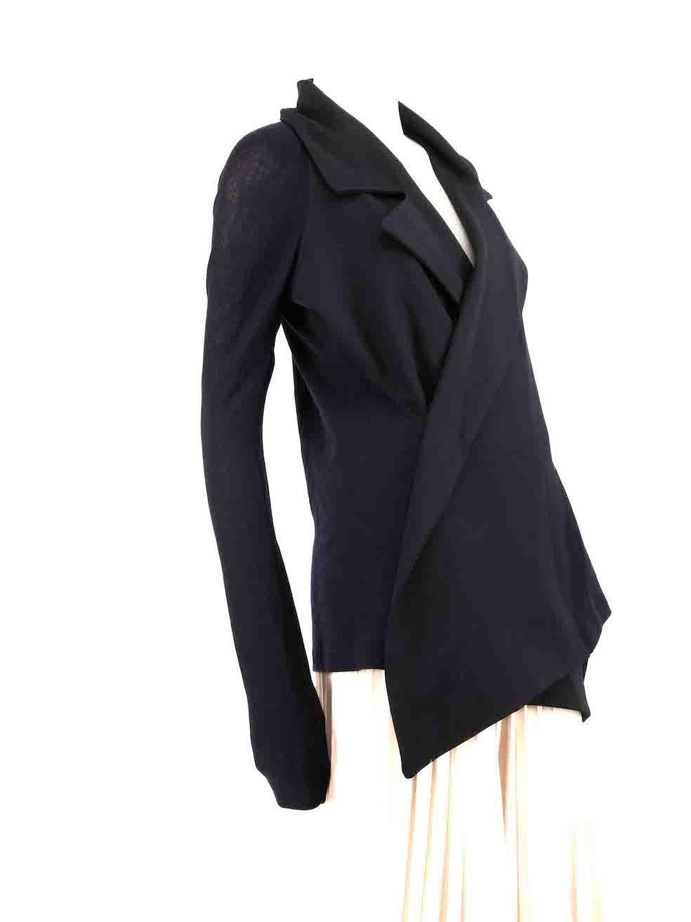 CONDIT ist sehr gut. Kaum sichtbare Abnutzungserscheinungen an der Jacke sind bei diesem gebrauchten Yohji Yamamoto Designer-Wiederverkaufsartikel zu erkennen.
 
 Einzelheiten
 Marineblau und Schwarz
 Wolle
 Taillierte Jacke
 Kontrastfarbene