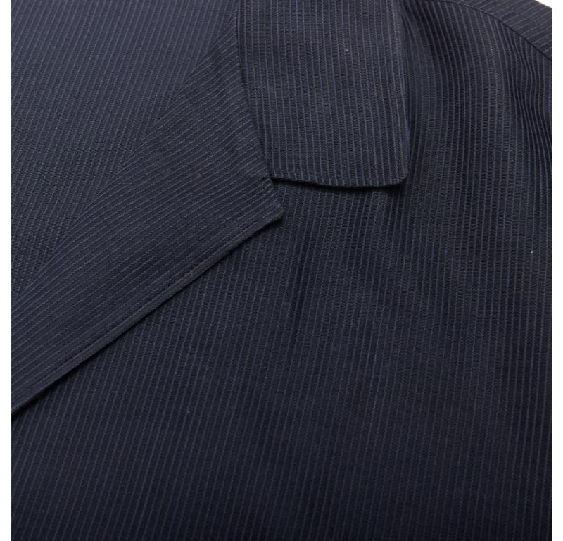 Blazer court léger YOHJI YAMAMOTO bleu marine à rayures de tissu souple S
Référence : PRWU/A00029
Marque : Yohji Yamamoto
MATERIAL : Semblable à du coton
Couleur : Marine
Motif : Rayé
Fermeture : bouton
Fabriqué en : France

CONDITION :
Condition :