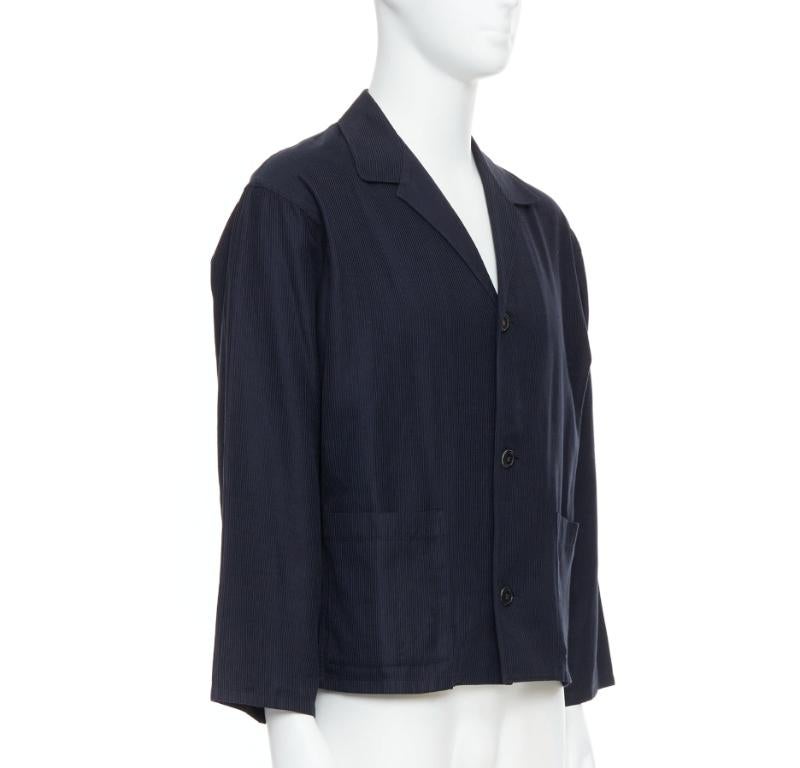 Noir Blazer court léger YOHJI YAMAMOTO bleu marine à rayures de tissu souple S en vente