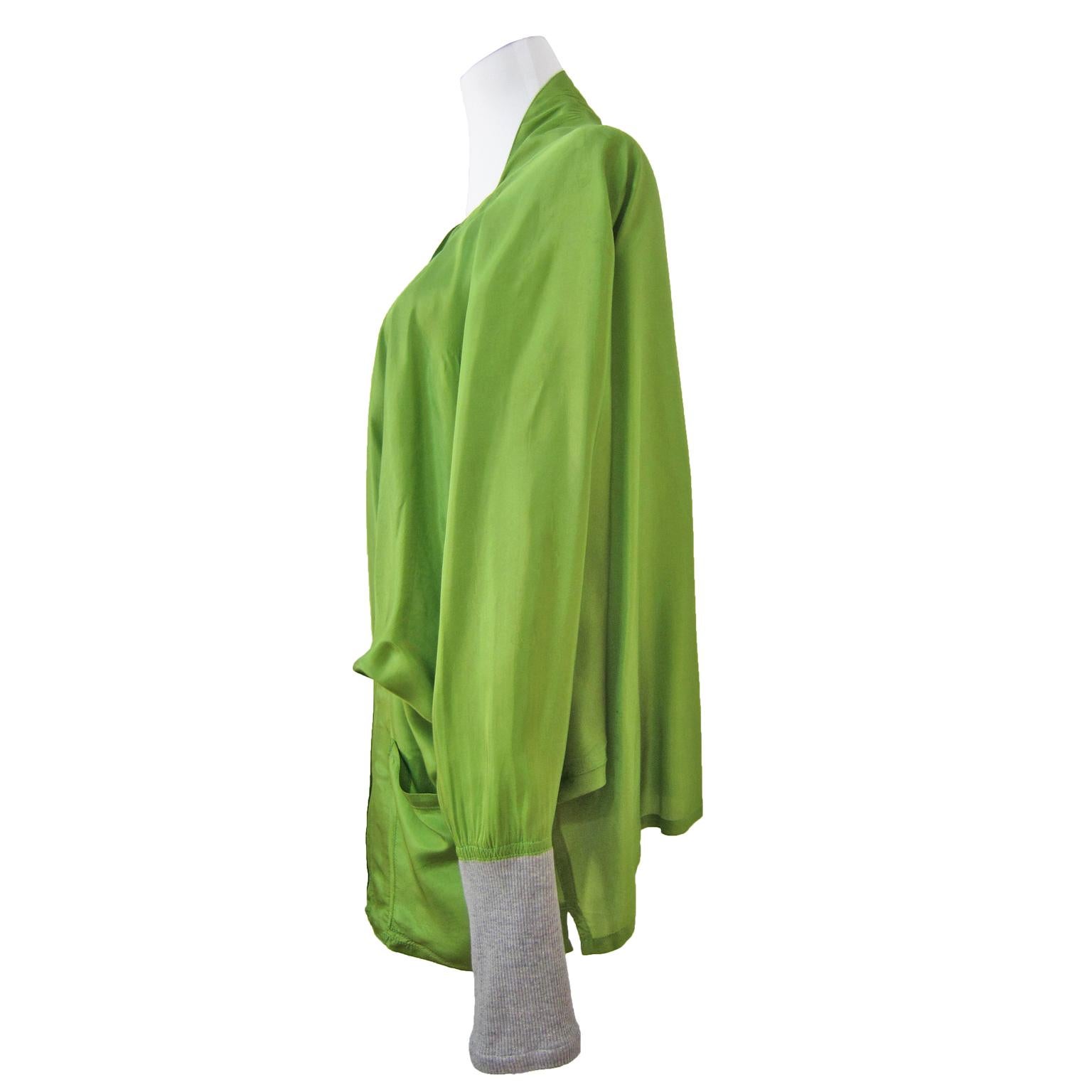 Frühe Yohji Yamamoto neongrüne Jacke mit Dolman-Ärmeln aus den 80er Jahren.
Die Jacke hat einen Reißverschluss mit zwei Taschen, graue Jersey-Rippbündchen.

