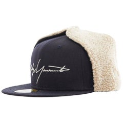 YOHJI YAMAMOTO NEU ERA Logo-Stickerei Faux Shearling-Flugzeug-Cape-Hut 7 1/4