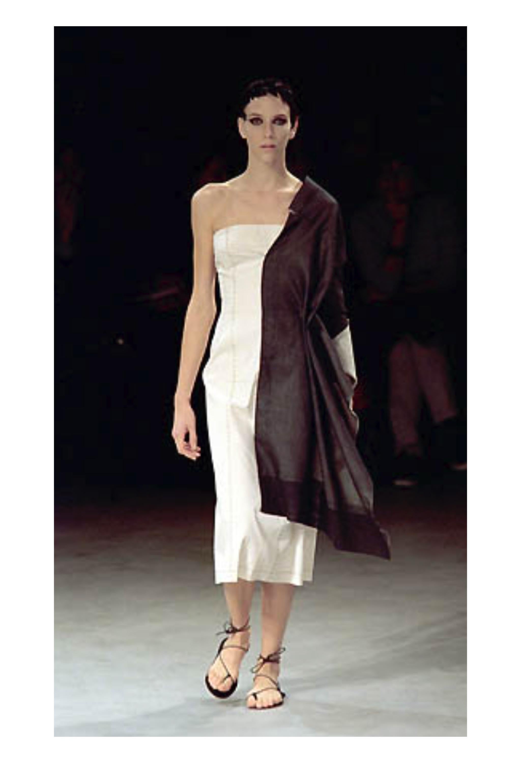 Resurrection Vintage freut sich, ein weißes Kleid von Yohji Yamamoto mit angehängter halbschwarzer Jacke aus der Frühjahrskollektion 2000 präsentieren zu können. Es hat ein trägerloses Oberteil, kontrastierende rote und schwarze vertikale Nähte,