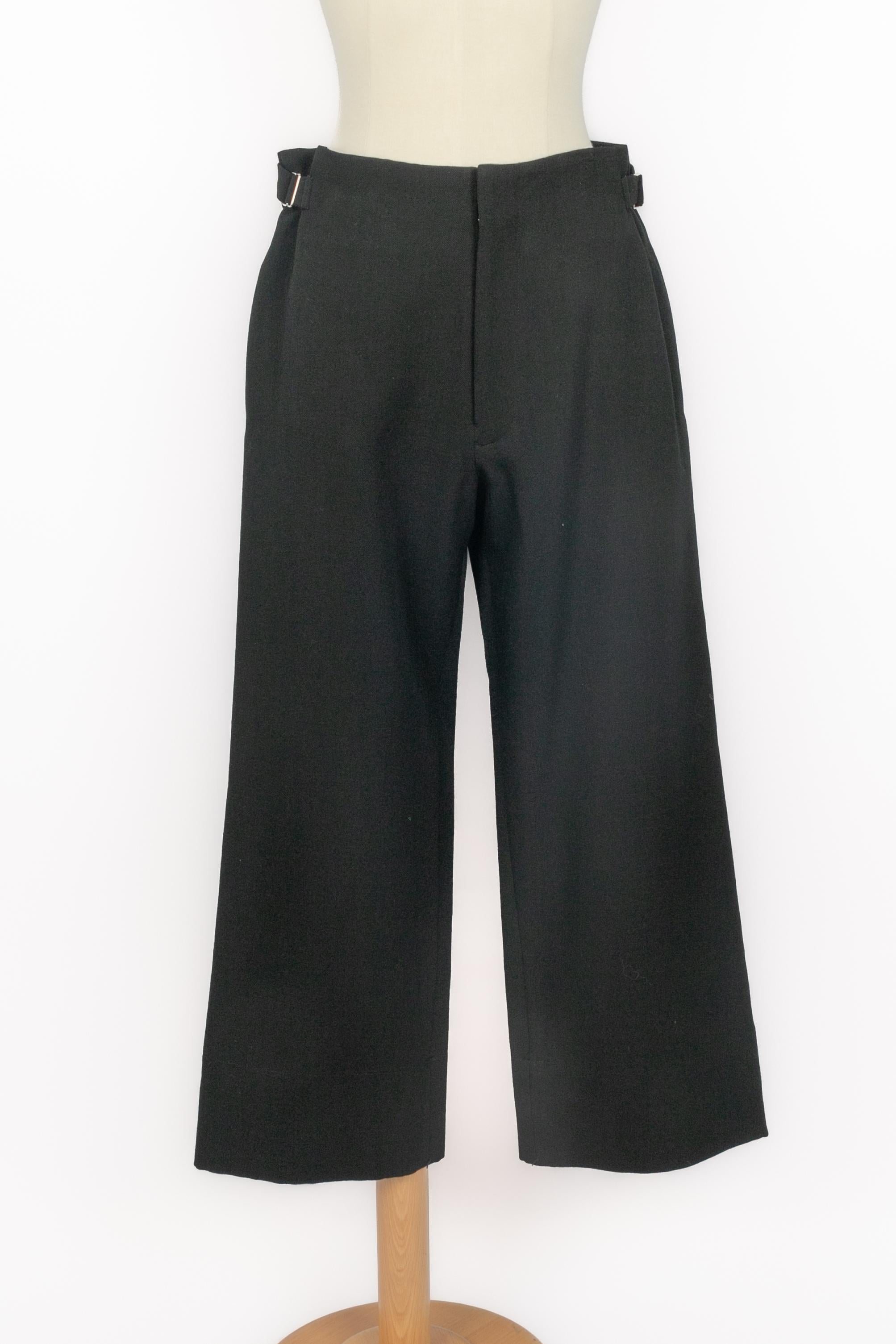 YOHJI YAMAMOTO - (Made in Japan) Schwarze kurze Wollhose. Keine Größenangabe, es passt eine 34FR/36FR.

Bedingung:
Sehr guter Zustand

Abmessungen:
Taille: 34 cm - Hüfte: 47 cm - Länge: 88 cm

SKU:FJ208