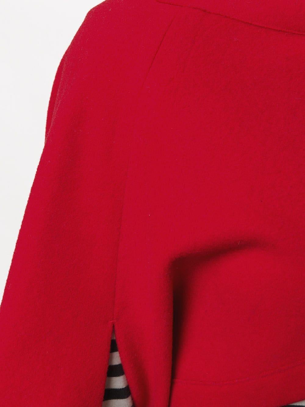 Expertly crafted from a vibrant poppy red cashmere-blend, this pre-owned, cropped jumper by Yohji Yamamoto flatteringly elevates the traditional knit with an asymmetric style, a wide boat-neck design and a pointed tip for an effortlessly chic yet