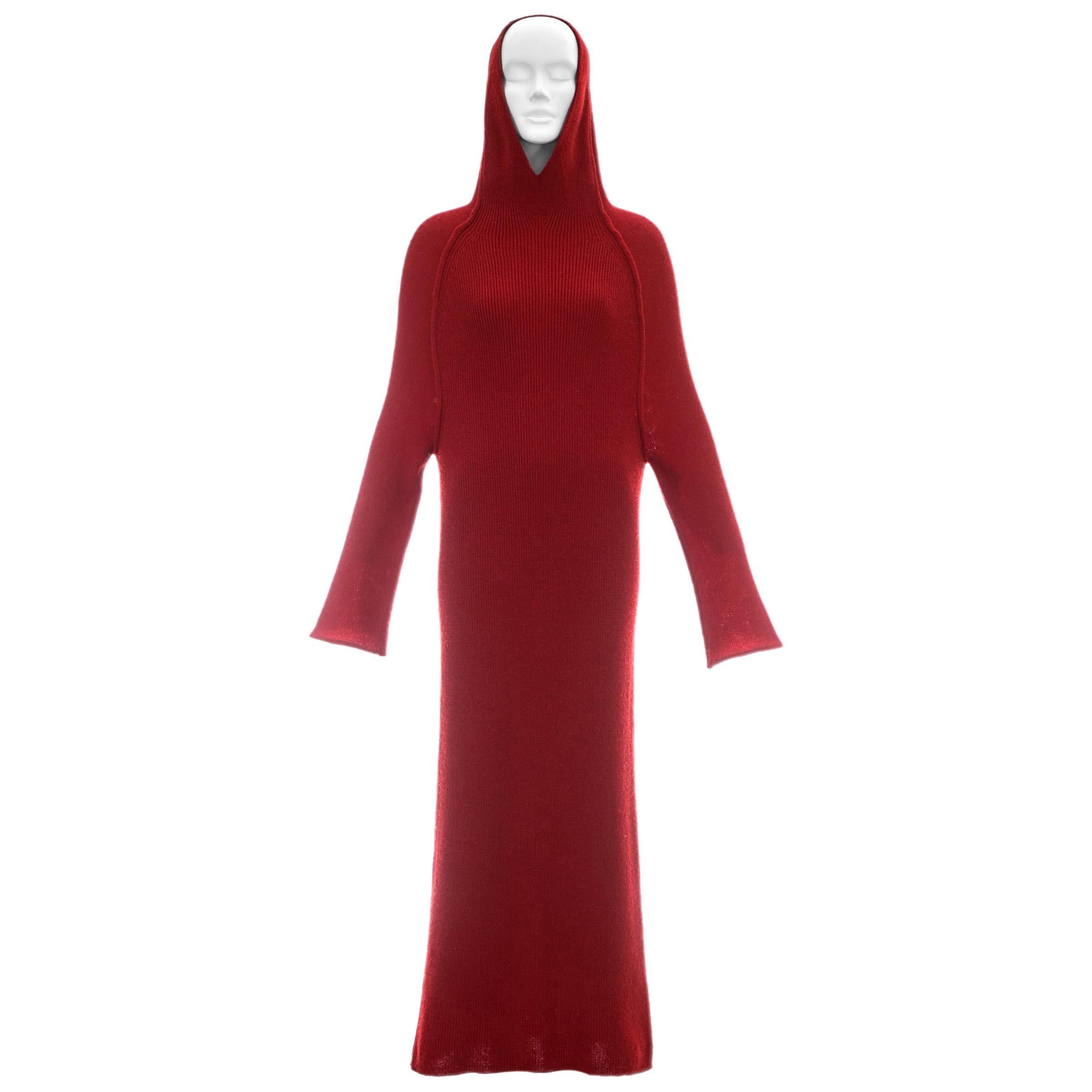 Yohji Yamamoto Rotes Maxikleid aus Wollstrick mit Kapuze mit Kapuze, ca. 1990er Jahre im Angebot