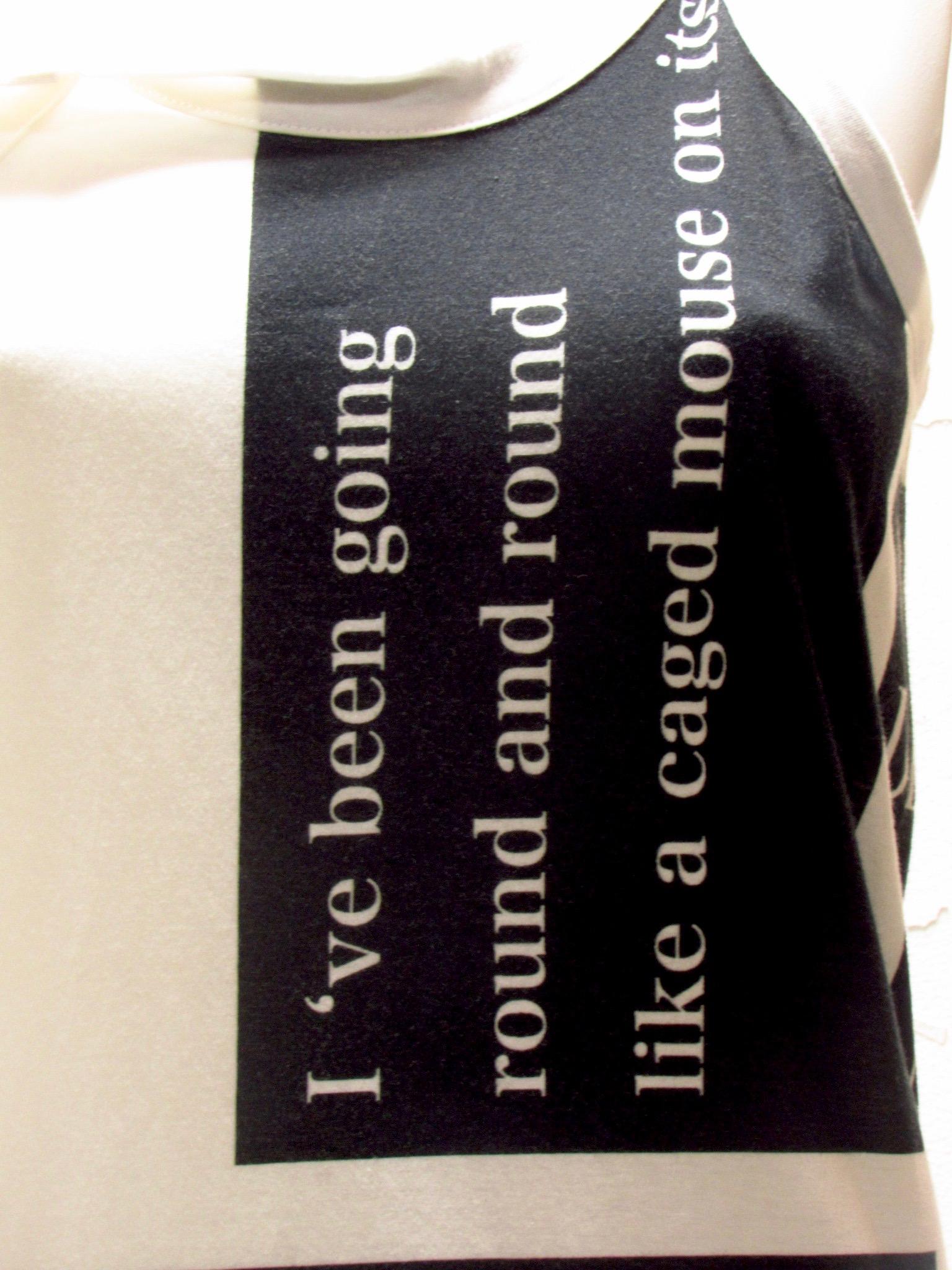 La canottiera Y's vintage con scollo asimmetrico è in cotone al 100% e presenta un design stampato in bianco e nero.