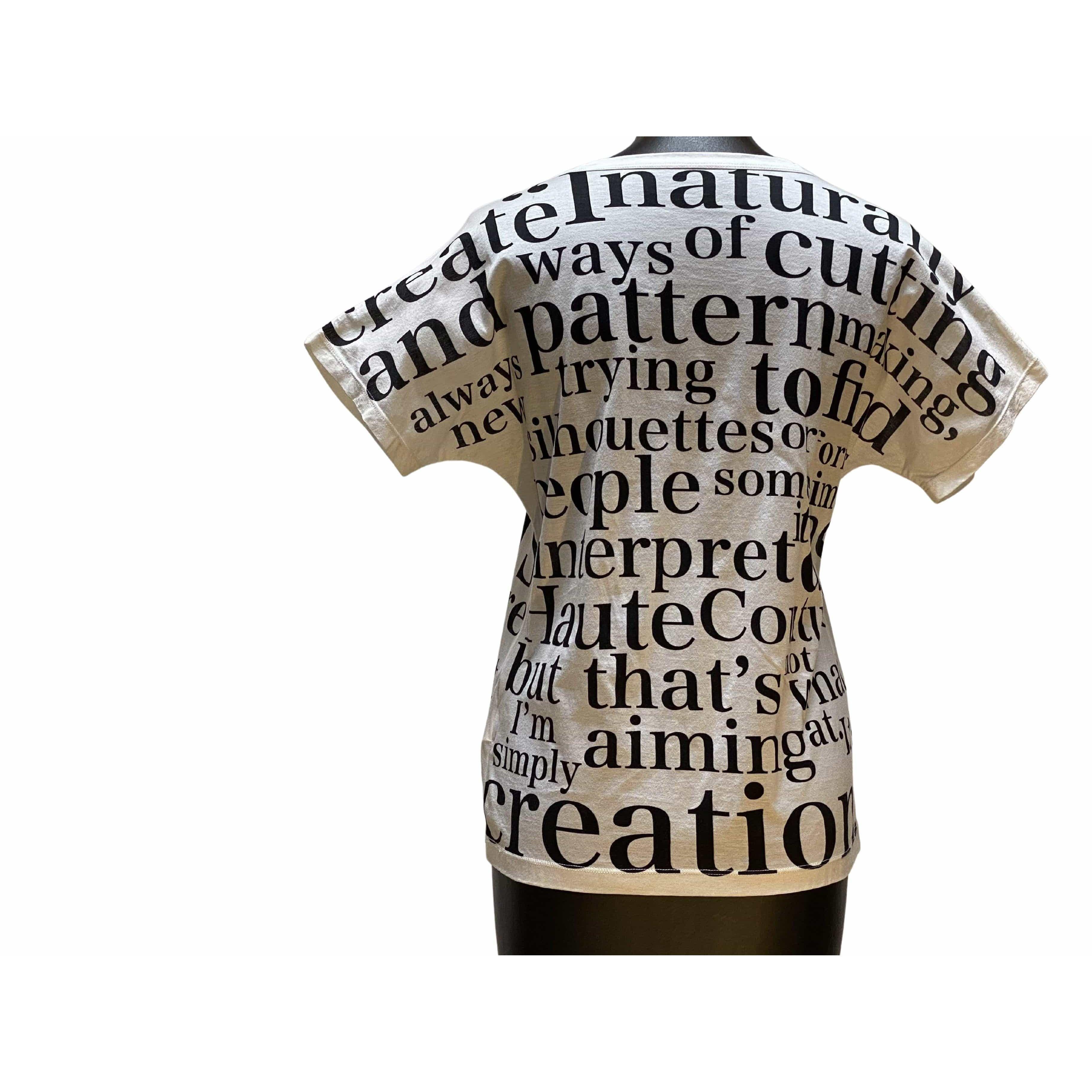 Dieses Vintage Y's by Yohji Yamamoto T-Shirt mit Rundhalsausschnitt zeichnet sich durch eine nahtlose Konstruktion aus, die den ununterbrochenen Fluss der schwarzen Schrift über Mode auf der Vorder- und Rückseite des cremefarbenen Shirts ermöglicht. 