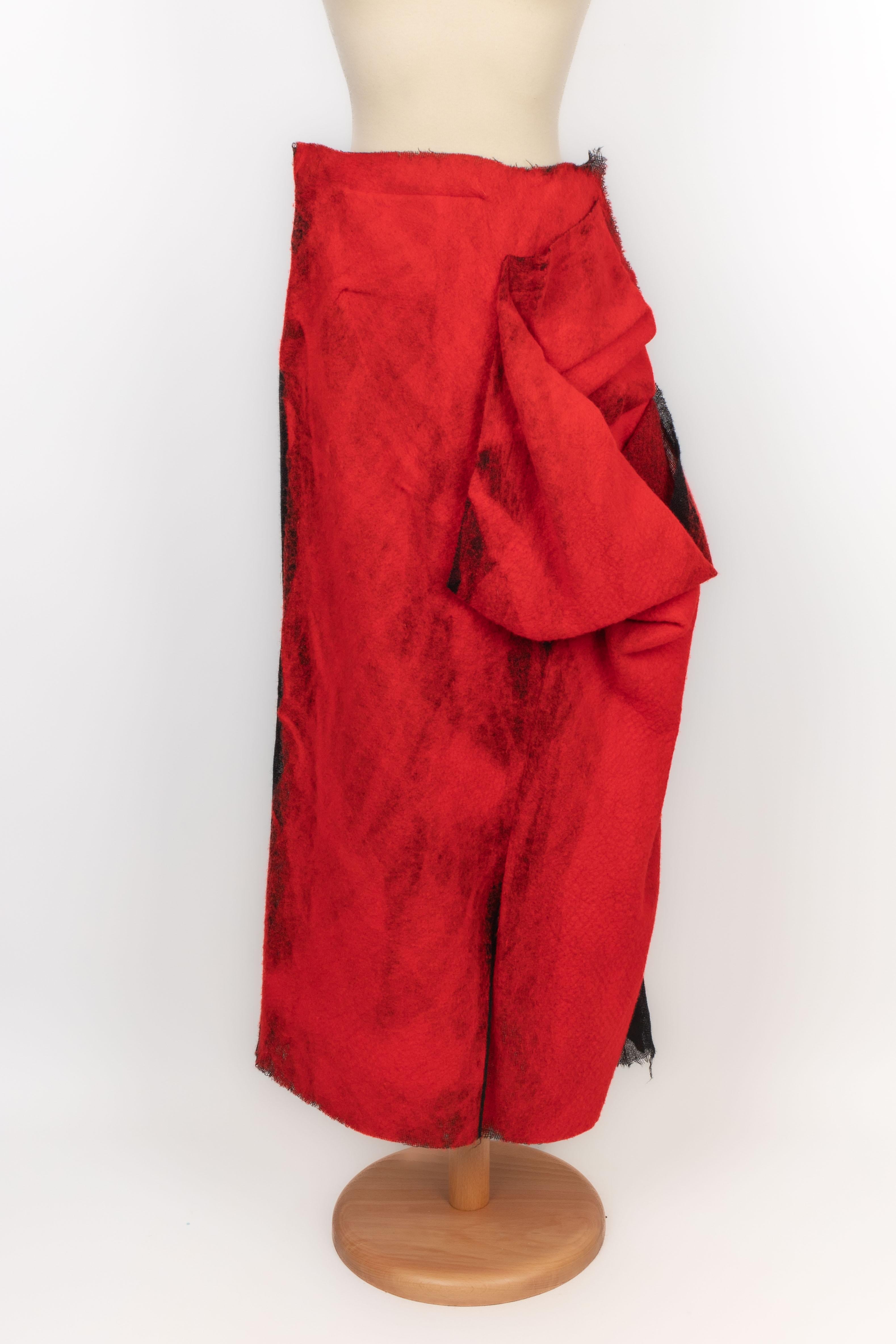 YAMAMOTO - (Made in Japan) Set in lana nera composto da una gonna e un cappotto, con motivo rosso. La taglia 1 indicata corrisponde a una 36FR. Collezione Autunno-Inverno 2009.

Condizioni:
Ottime condizioni

Dimensioni:
Coates: Larghezza spalle: 36