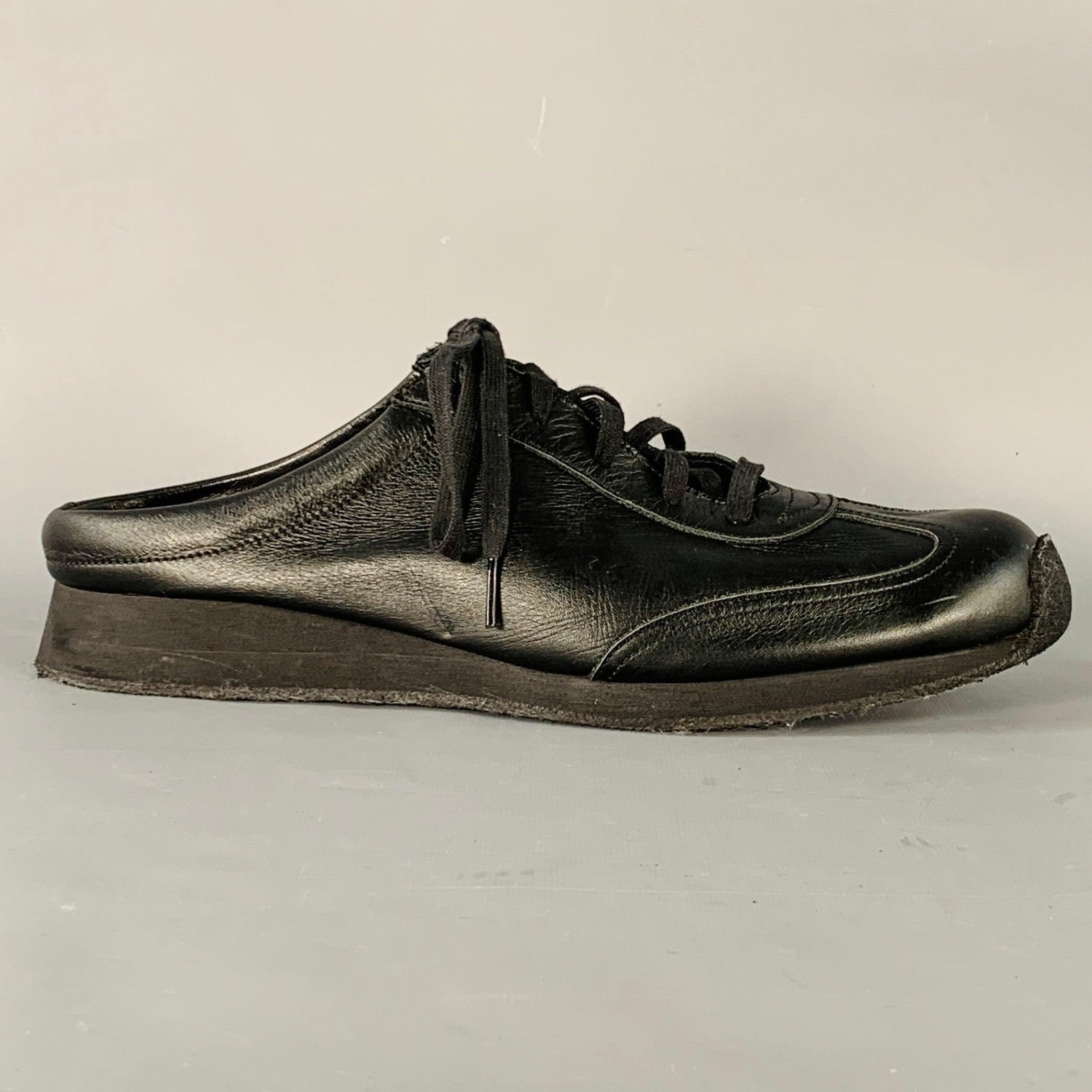 Sneakers Yohji Yamamoto
in pelle nera con design aperto sul retro con lacci, suola in crêpe e chiusura slip on. Made in Japan.Eccellente condizione di usato. 

Contrassegnato:   He-E03-703-275Suola: 12 pollici  x 4,25 pollici 
  
  
 
Riferimento