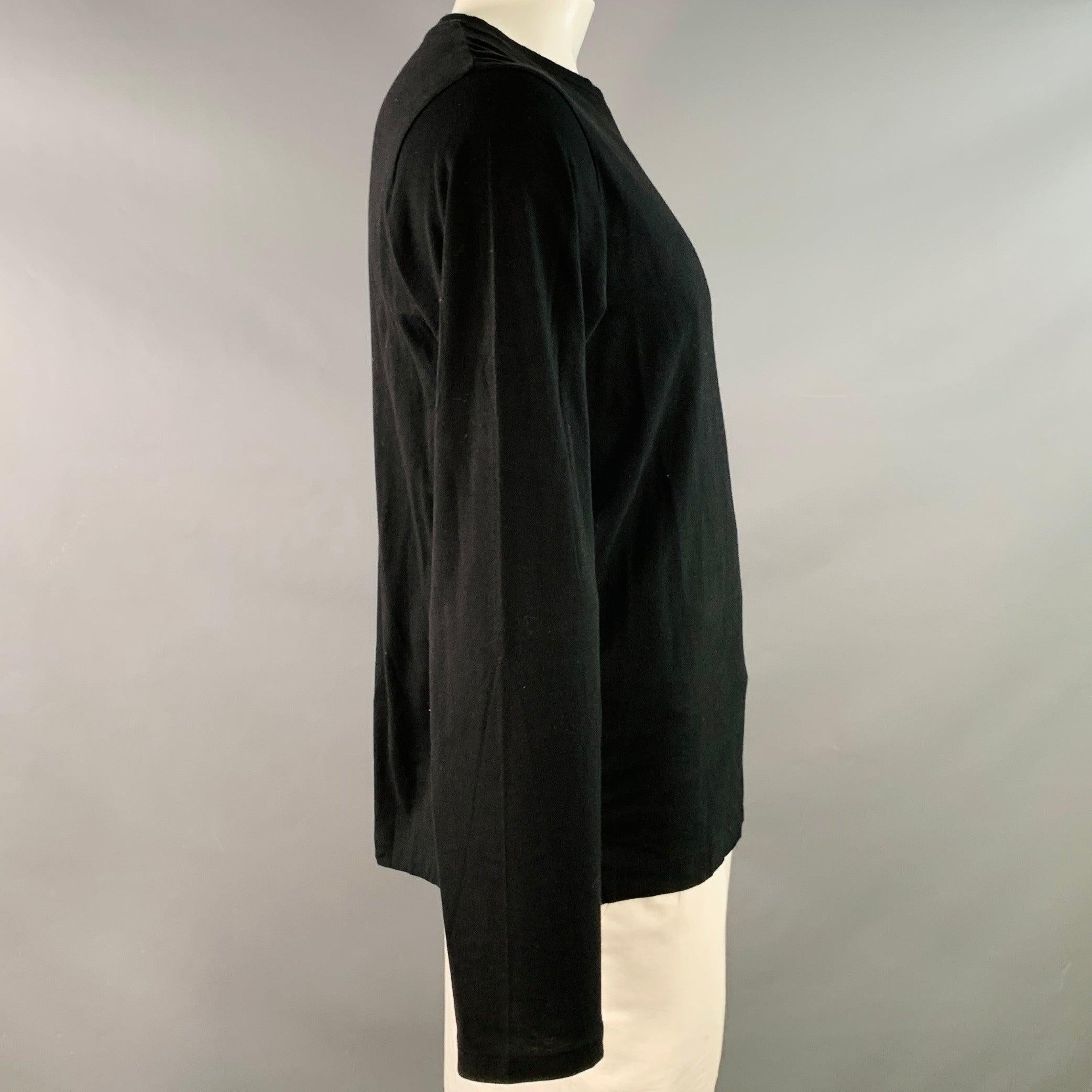 T-shirt YOHJI YAMAMOTO
en jersey de coton noir, avec des manches longues et un col ras du cou. Fabriqué au Japon. Excellent état. 

Marqué :   JP 3 

Mesures : 
 
Épaule : 18.5 pouces Poitrine : 42 pouces Manches : 27.5 pouces Longueur : 27.5 pouces