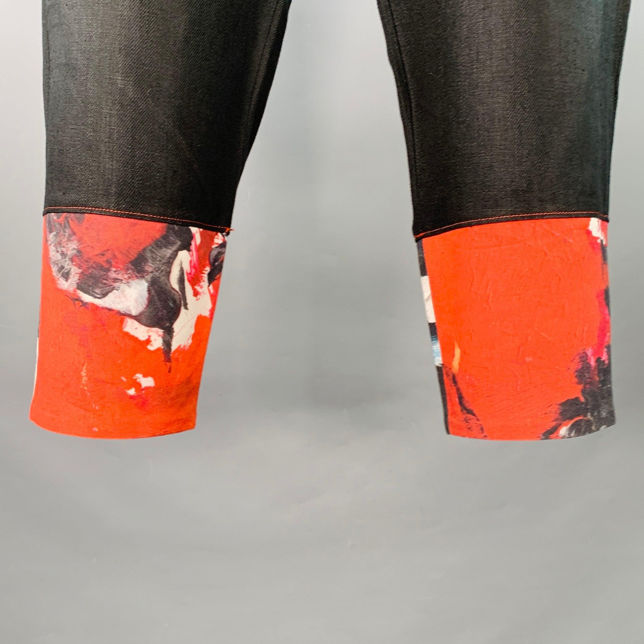 Pantalon habillé YOHJI YAMAMOTO
en lin noir tissé, avec une taille haute à encoche en queue de poisson, une jambe fuselée et des poignets contrastés à imprimé peint en rouge, des boutons de suspension extérieurs et une fermeture à glissière.