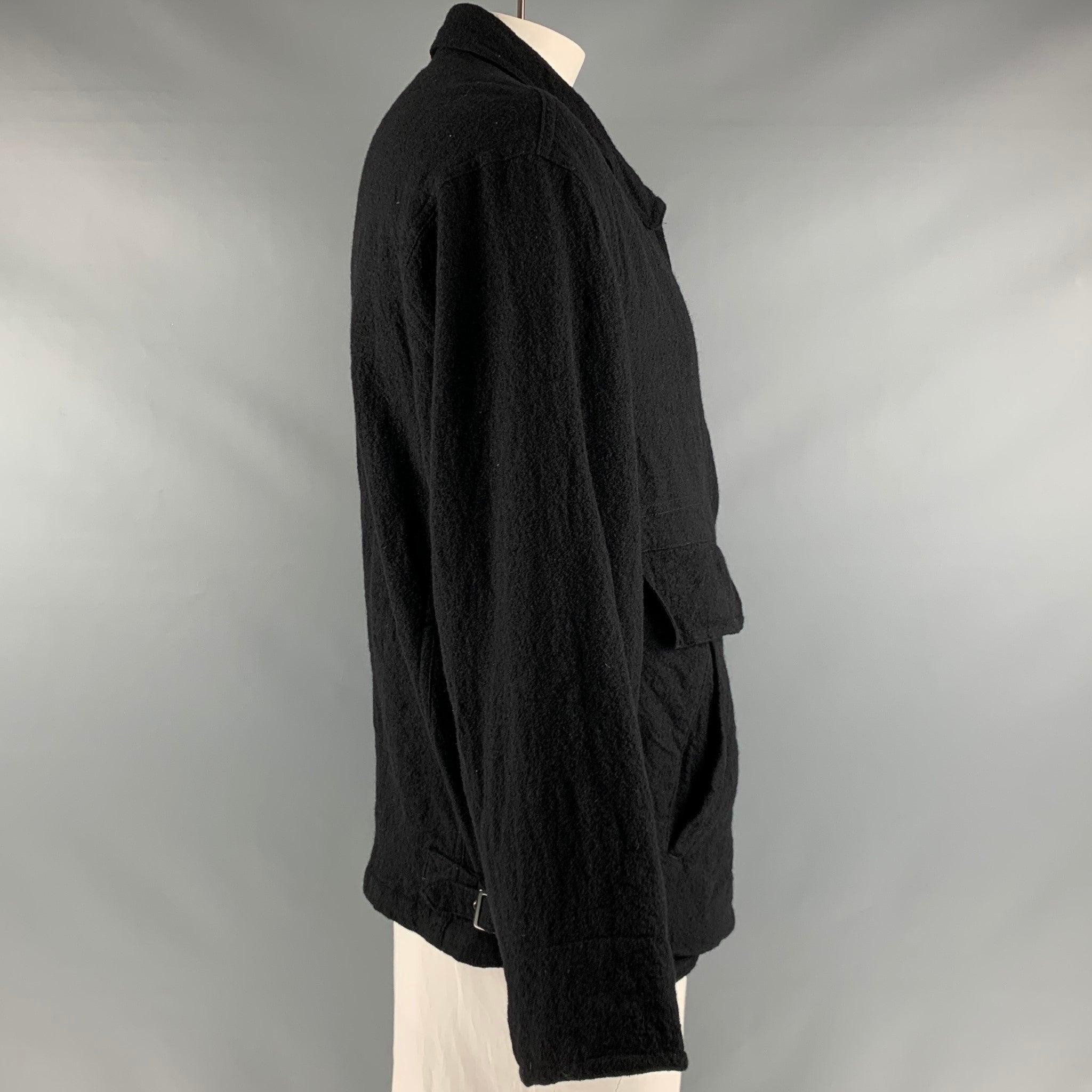 YOHJI YAMAMOTO PRODUZIEREN
Jacke aus schwarzem Wollstoff mit vier Taschen und einem Reißverschluss. Hergestellt in Japan. Guter Pre-Owned Zustand. Mäßige Gebrauchsspuren. 

Markiert:   3 

Abmessungen: 
 
Schulter: 20 Zoll  Brustkorb: 42 Zoll 