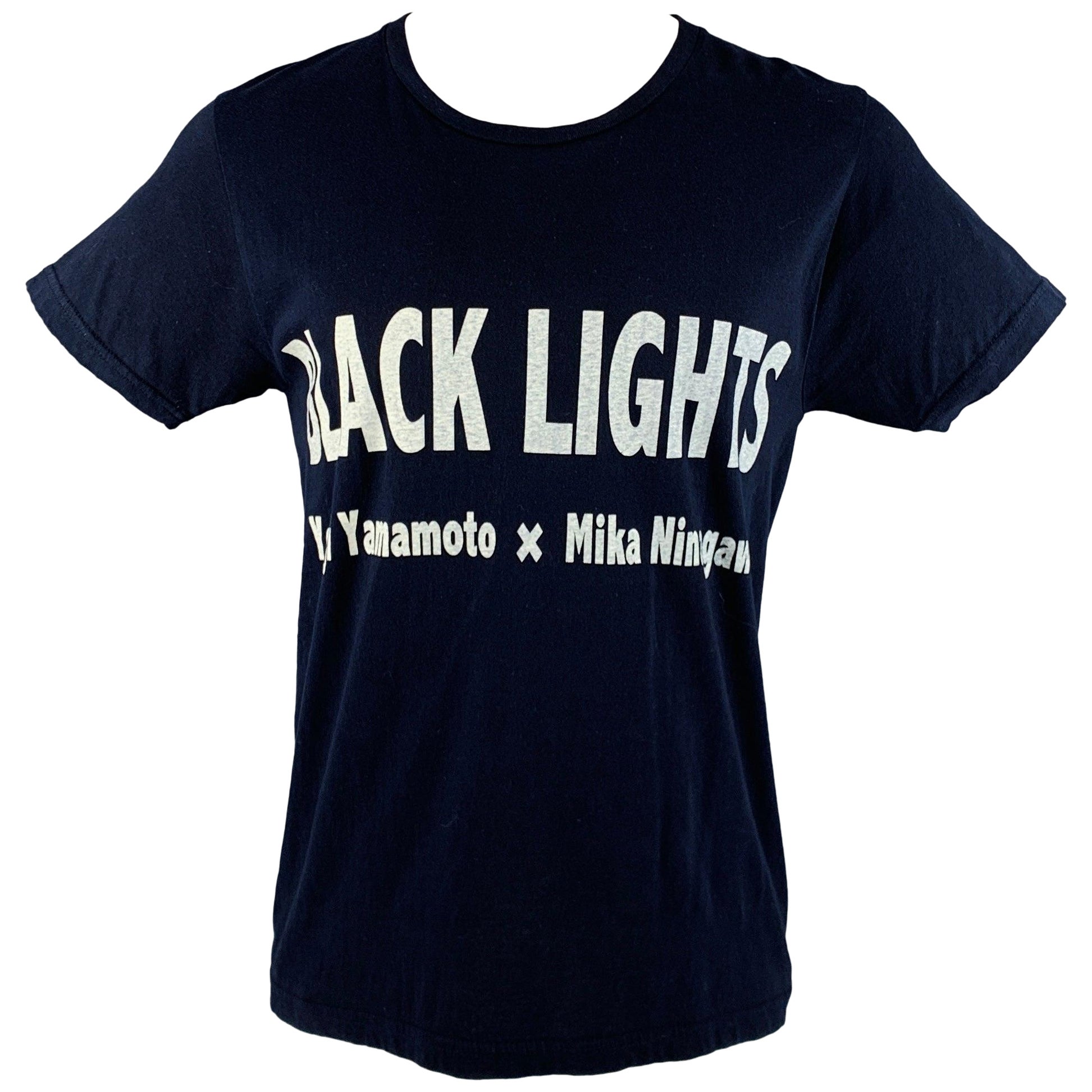 Yohji Yamamoto - T-shirt in cotone con logo bianco e blu navy - taglia M. I. M. T. I. in vendita