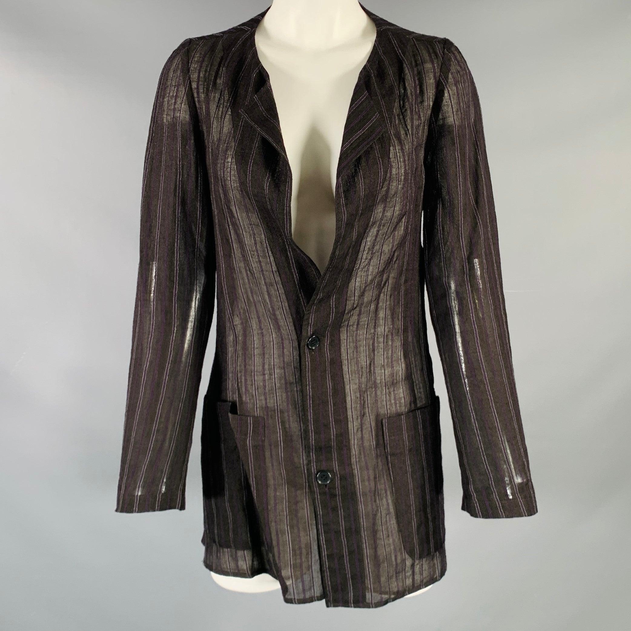 Cappotto di Yohji Yamamoto
in tessuto di cotone nero con fodera rimovibile in misto ramiè marrone e viola, stile monopetto e chiusura con bottoni. Made in Japan.Ottime condizioni di usato. Leggero scolorimento. 

Contrassegnato:   JP 1 

Misure: 
