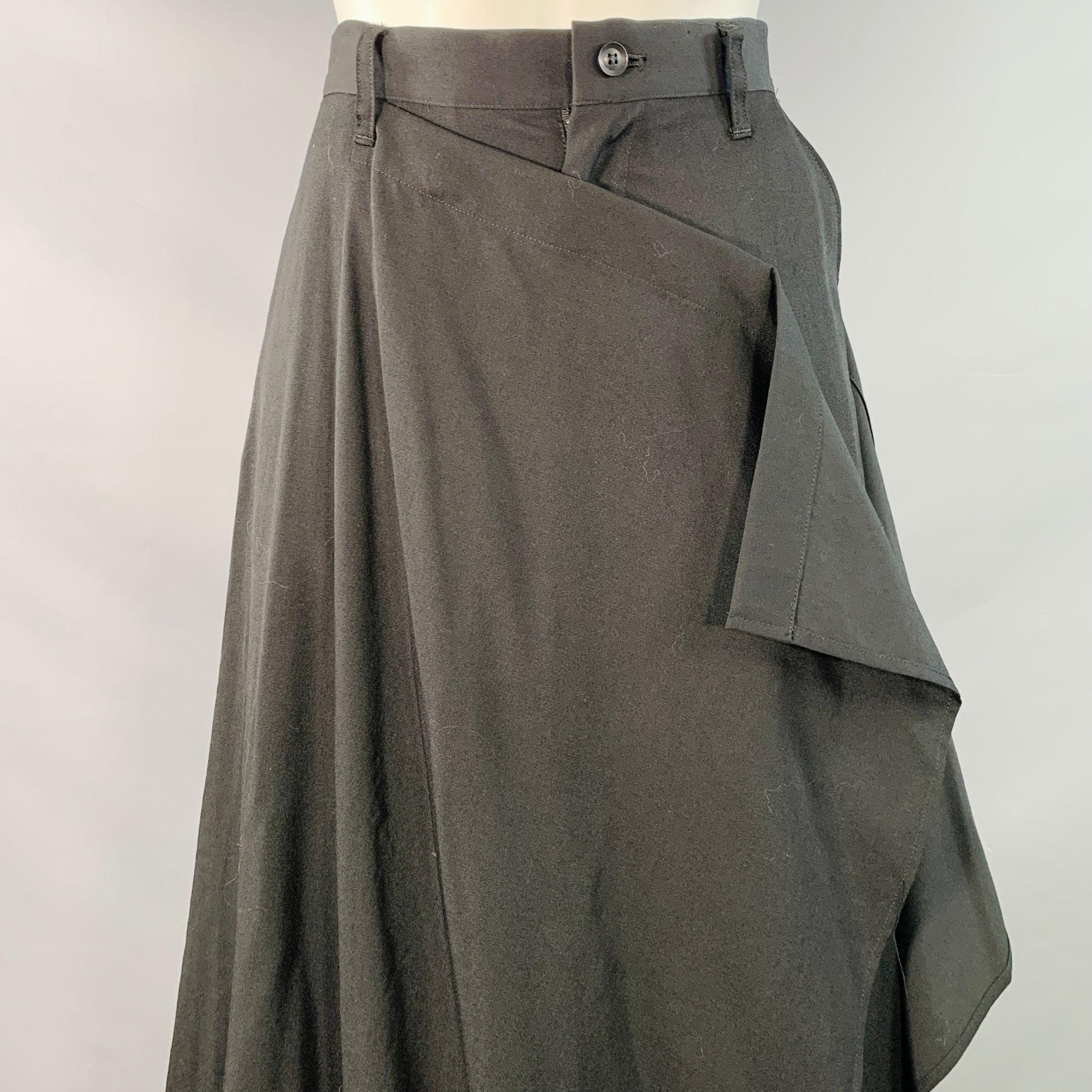 Pantalon habillé YOHJI YAMAMOTO
en laine noire, avec de larges pans de jupe asymétriques, une jambe fuselée et une fermeture à glissière. Fabriqué au Japon. Excellent état. 

Marqué :   JP 1 

Mesures : 
  Taille : 28 pouces Taille : 10.5 pouces