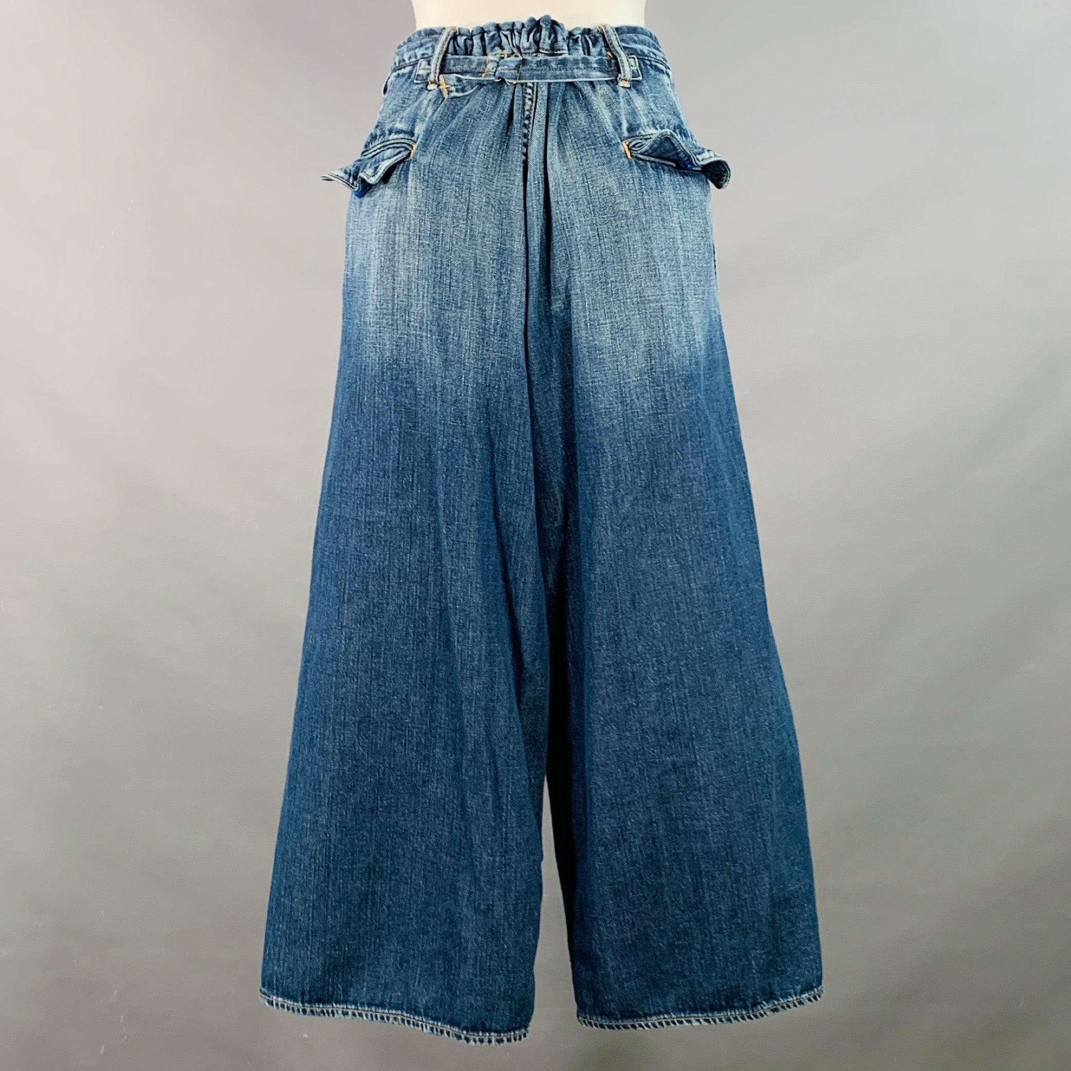 YOHJI YAMAMOTO x SPOTTED HORSE CRAFT Jeans
aus blauem Baumwoll-Denim mit Plissee-Stil, weitem Bein und Hosenschlitz mit Reißverschluss. Made in Japan. sehr guter gebrauchter Zustand. Kleine Flecken im Inneren des Kleidungsstücks. 

Markiert:   JP 1