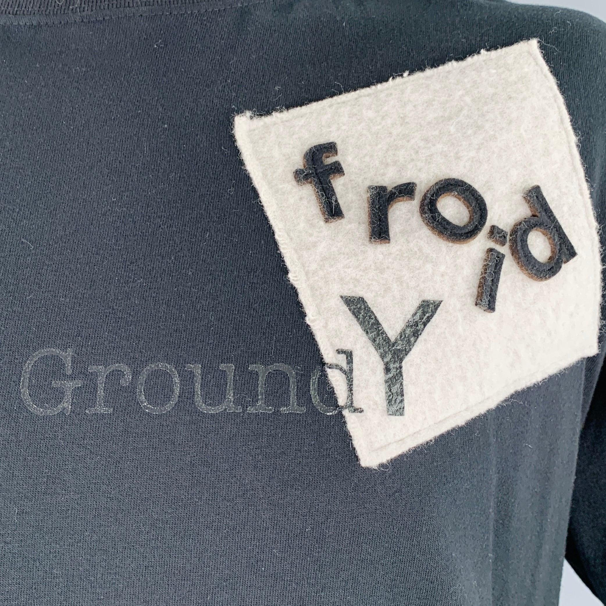 Camiseta GROUND Y by YOHJI YAMAMOTO.
en jersey de algodón negro con un diseño cuadrado blanco con apliques de letras de fieltro, sutil logotipo de la marca en negro y cuello redondo.Muy buen estado de segunda mano. Marca menor. 

Marcado:   JP 4