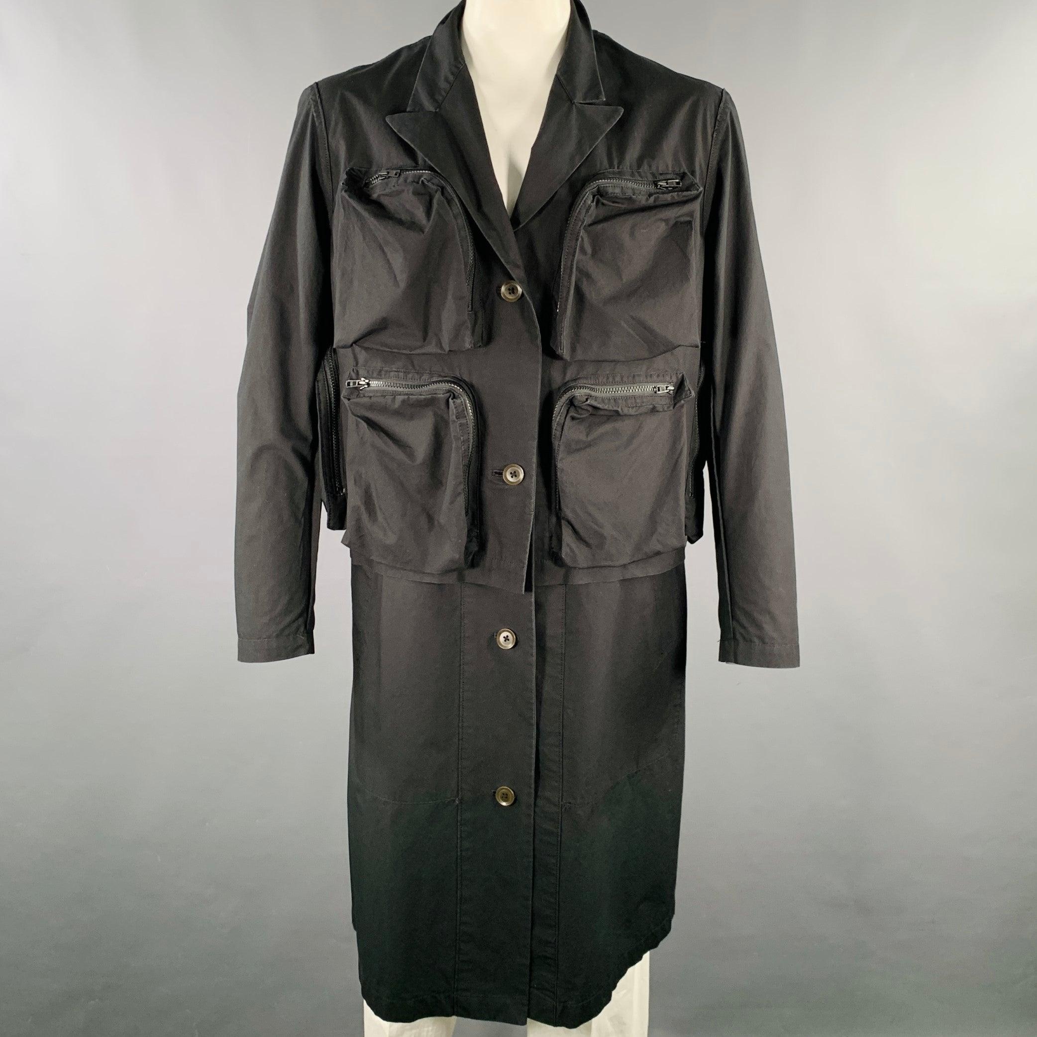 Cappotto di Yohji Yamamoto
in tessuto di cotone nero, caratterizzato da uno stile reversibile con ampie tasche con zip su un lato e chiusura con bottoni. Prodotto in Giappone. Nota: questo articolo è stato consegnato senza cintura.Ottime condizioni