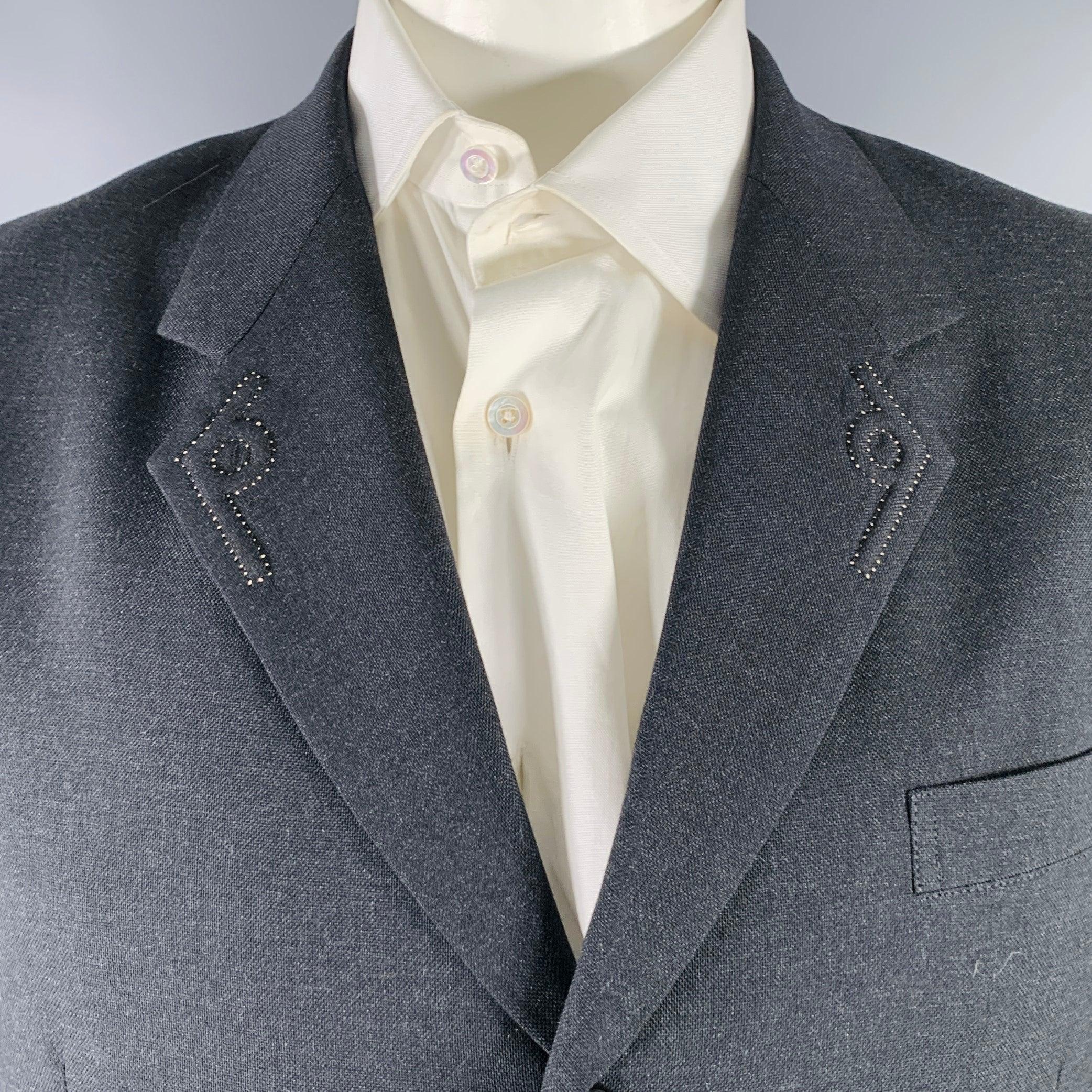 Abrigo deportivo YOHJI YAMAMOTO en tejido de lana gris con detalles de pespuntes en relieve a contraste en la solapa de muesca, espalda sin abertura y cierre con tres botones. Fabricado en Japón.Excelente estado de conservación. 

Marcado:   JP 3