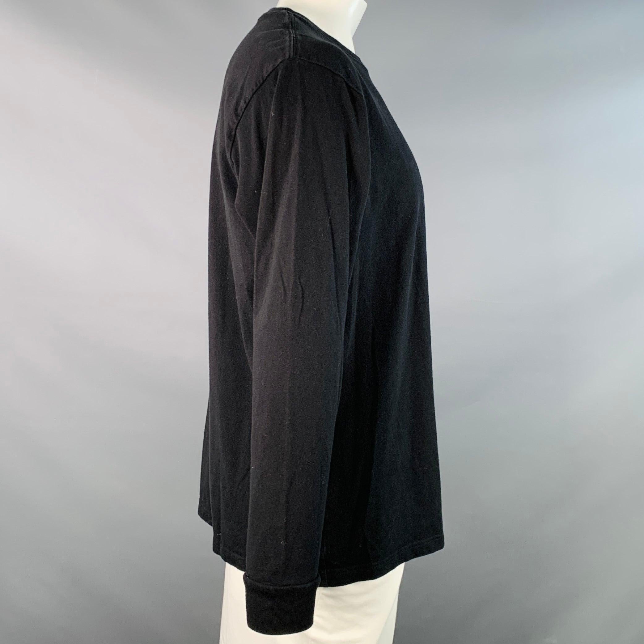 Pullover NEW ERA x Yohji Yamamoto
in jersey di cotone nero a maniche lunghe con logo Yohji Yamamoto grigio su un lato, in ottime condizioni. 

Contrassegnato:   JP 6 

Misure: 
 
Spalla: 22 pollici Petto: 46 pollici Manica: 24,5 pollici Lunghezza: