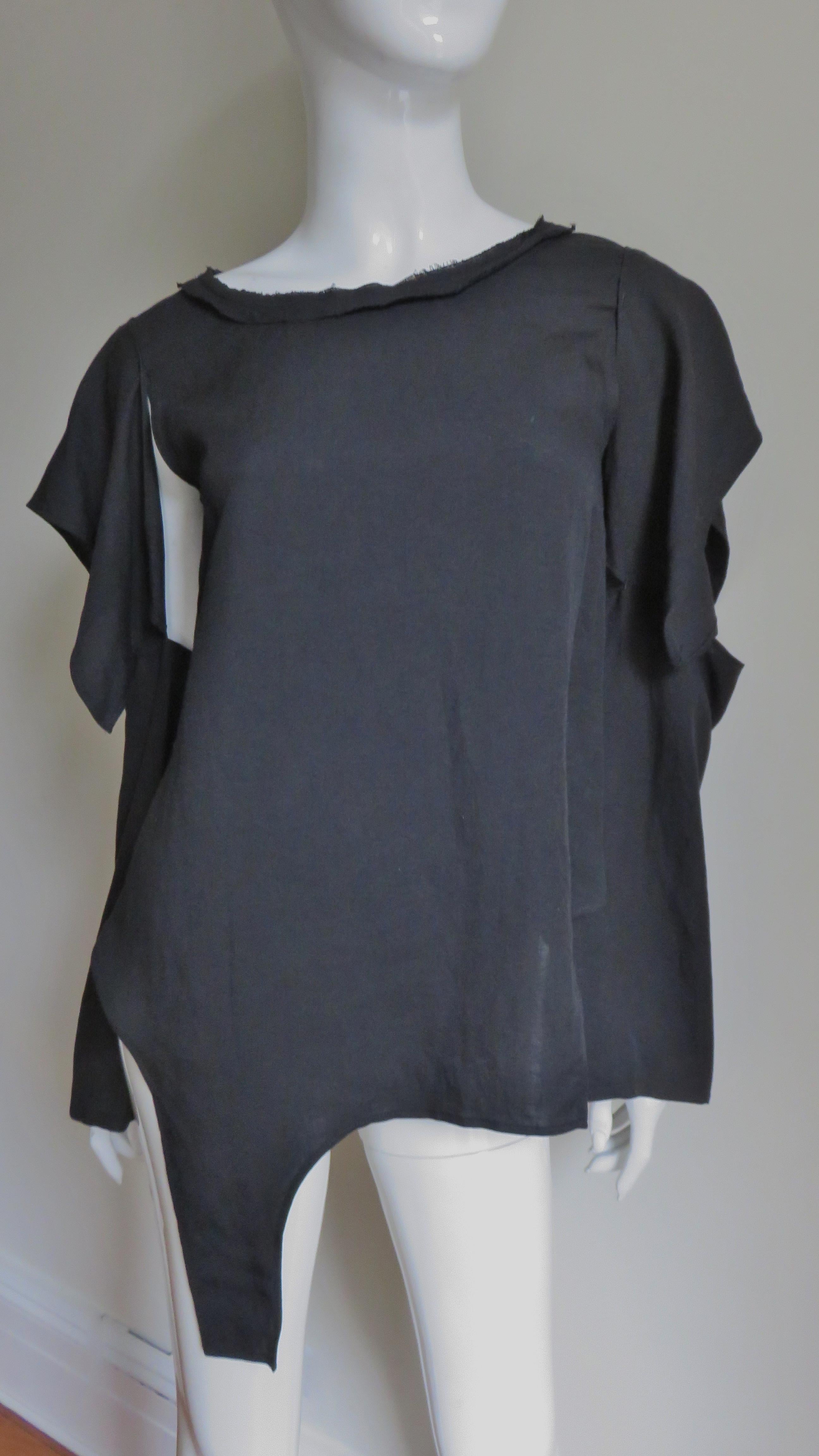Un fabuleux haut noir en lin mélangé, une chemise de Yohji Yamamoto.  Il présente une encolure ras du cou et des manches longues assorties avec des découpes et des fentes.  Le corps du top est plus ample avec un ourlet asymétrique et une fermeture