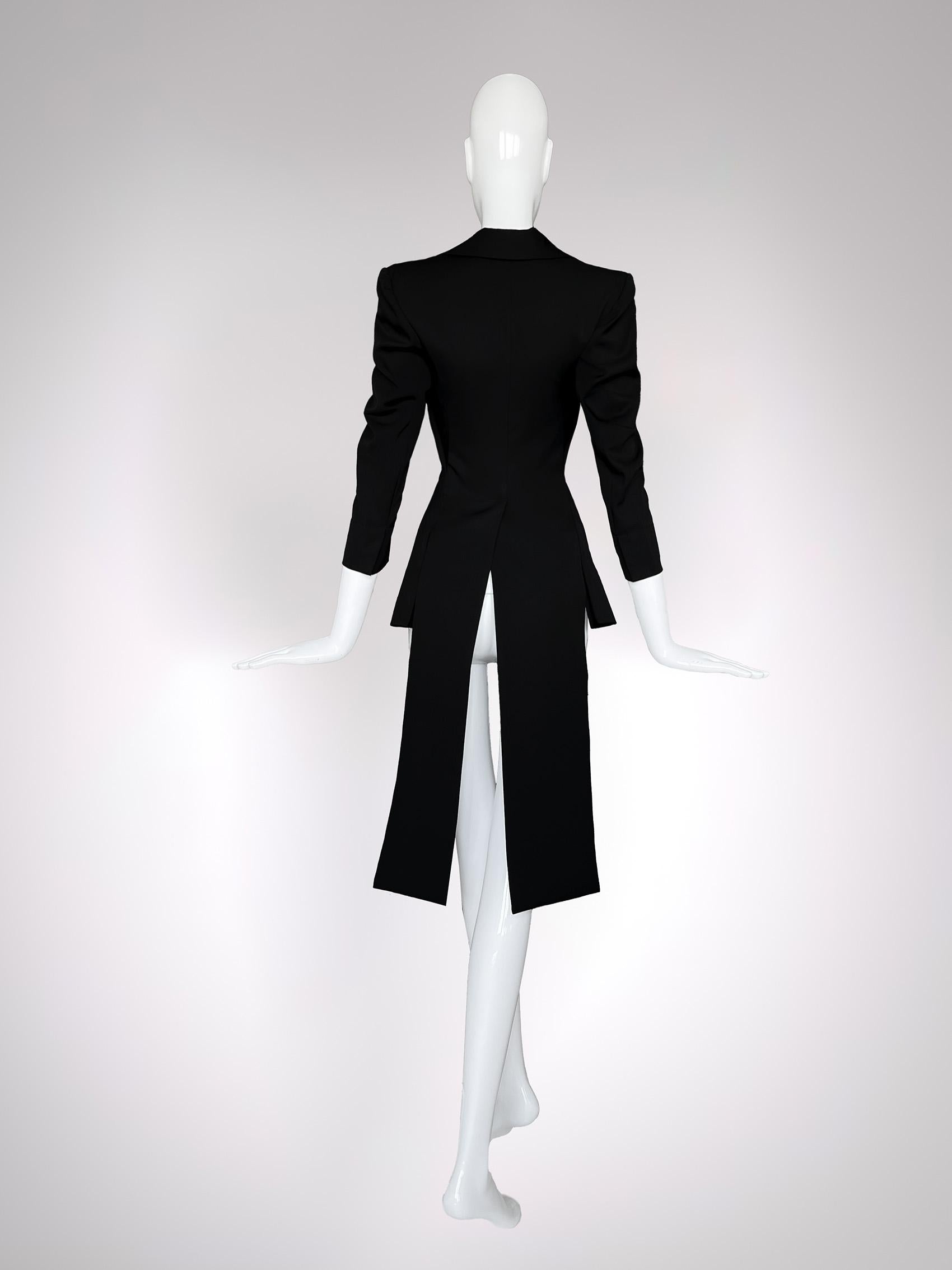 Con un unico colpo di genio avanguardista, Yohji Yamamoto ha reimmaginato la giacca da donna come punteggiatura e provocazione. Questo straordinario pezzo della sua passerella primavera-estate 2012 è una Silhouette in movimento.
Tagliata in lana