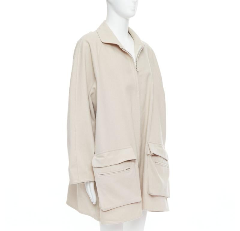 Beige Yohji Yamamoto, cappotto boxy con zip e tasche in lana grigio pietra M. in vendita